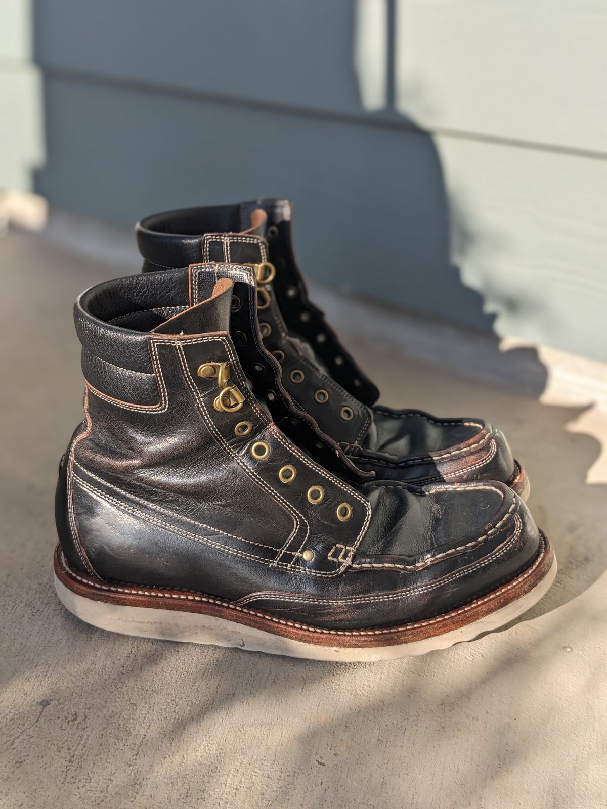 Photo by sunnypizzle on March 2, 2025 of the Grant Stone Field Boot in Horween Black Chromexcel.