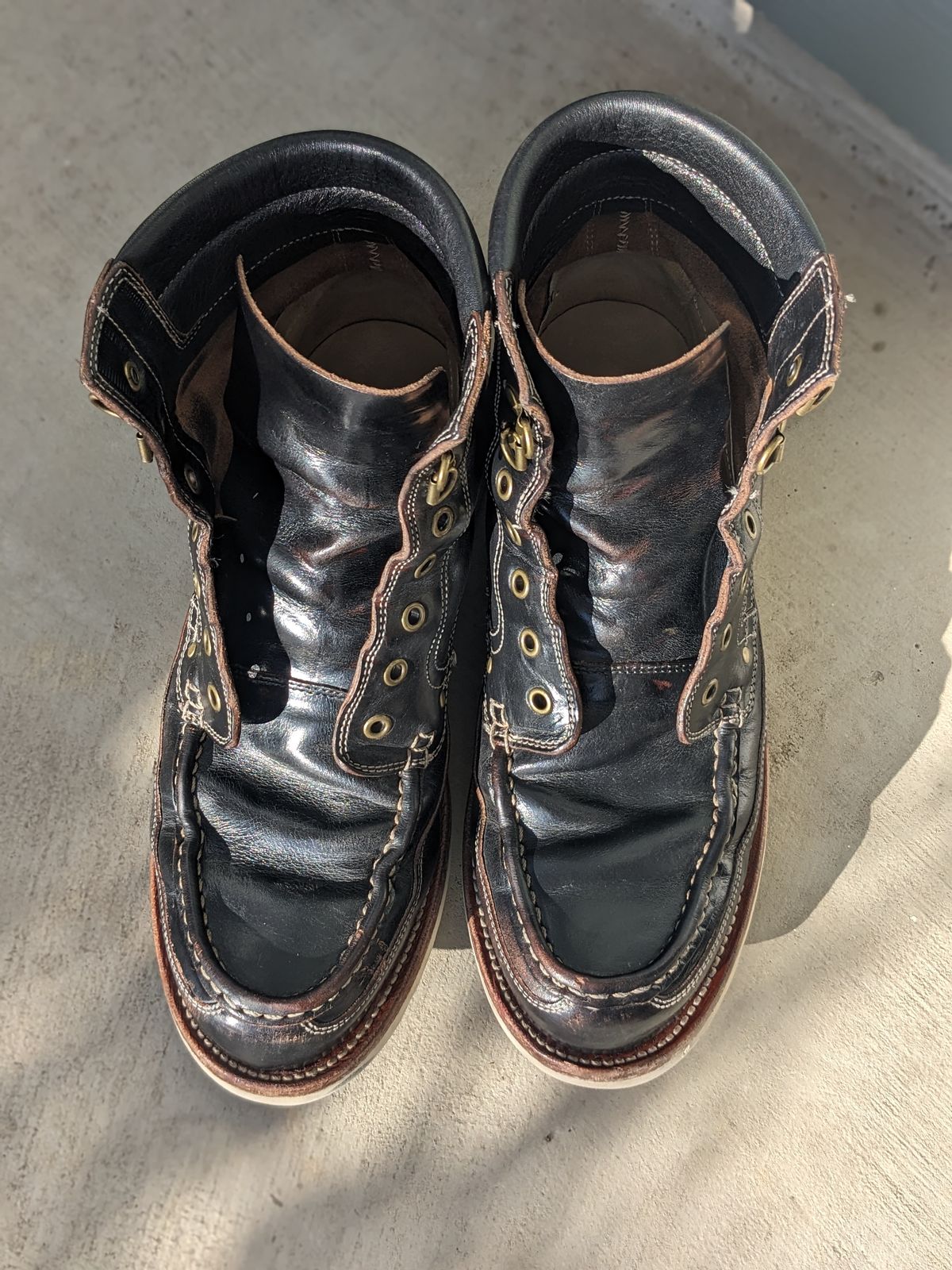 Photo by sunnypizzle on March 2, 2025 of the Grant Stone Field Boot in Horween Black Chromexcel.