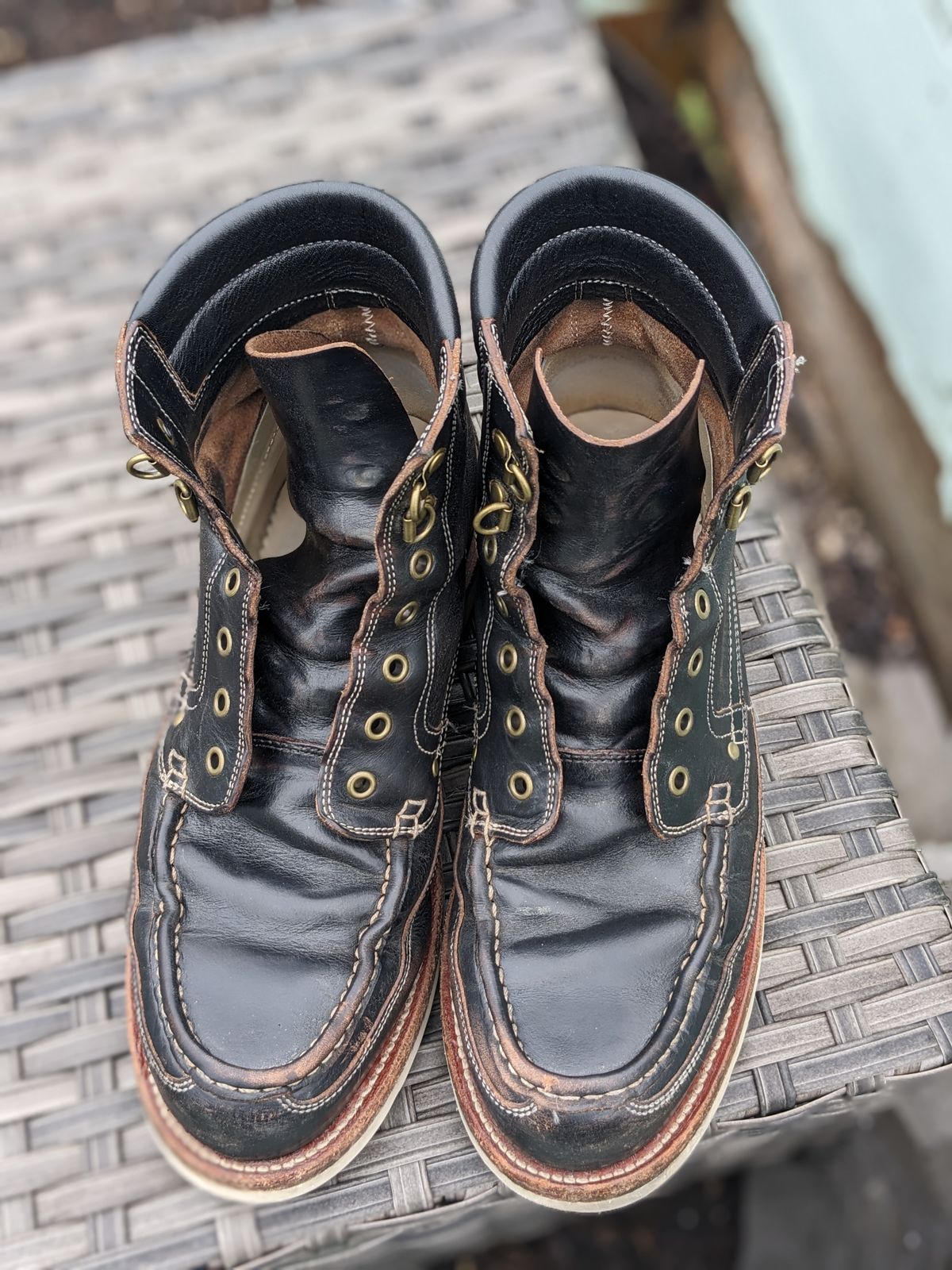 Photo by sunnypizzle on April 5, 2025 of the Grant Stone Field Boot in Horween Black Chromexcel.