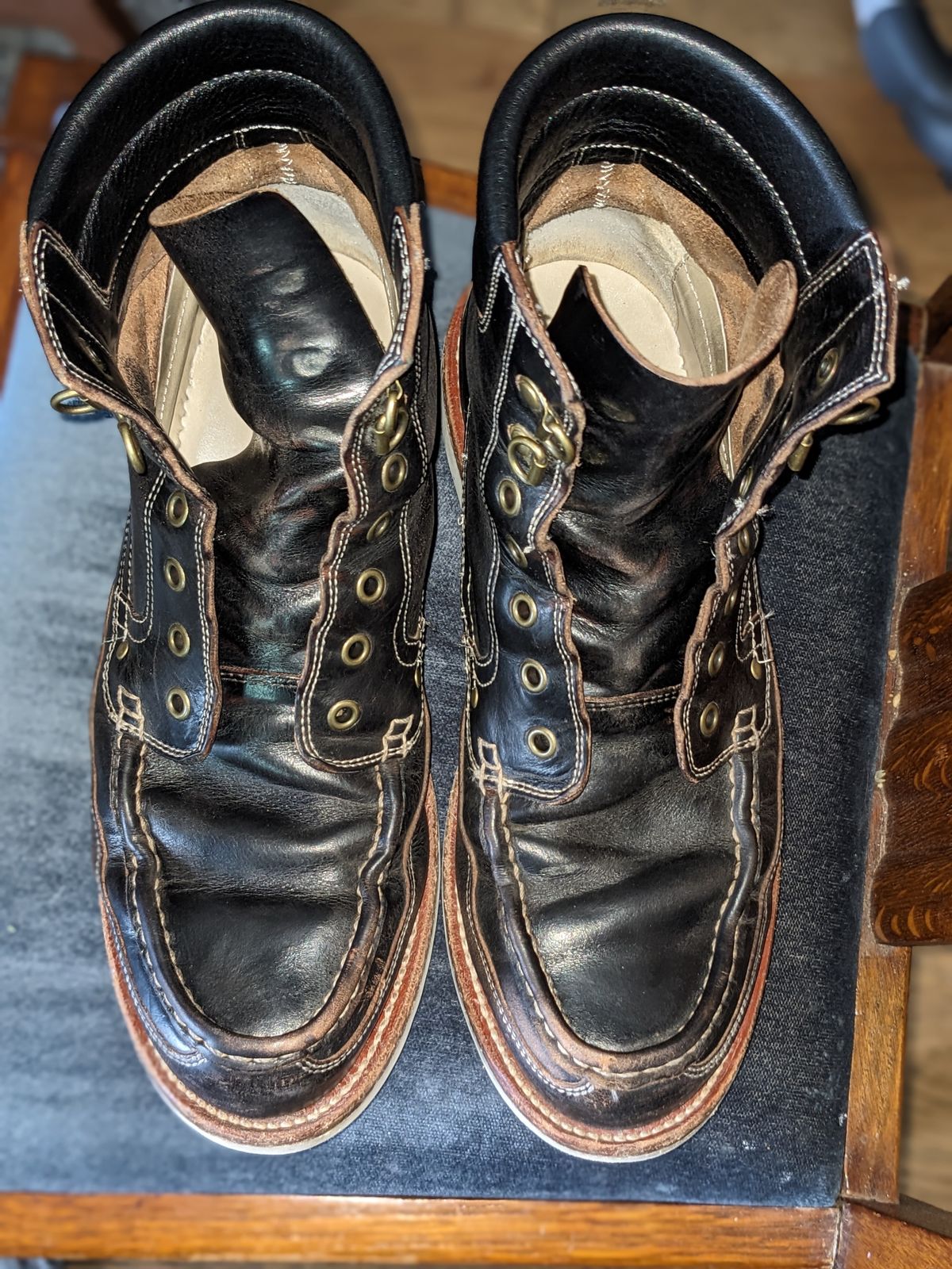 Photo by sunnypizzle on April 5, 2025 of the Grant Stone Field Boot in Horween Black Chromexcel.