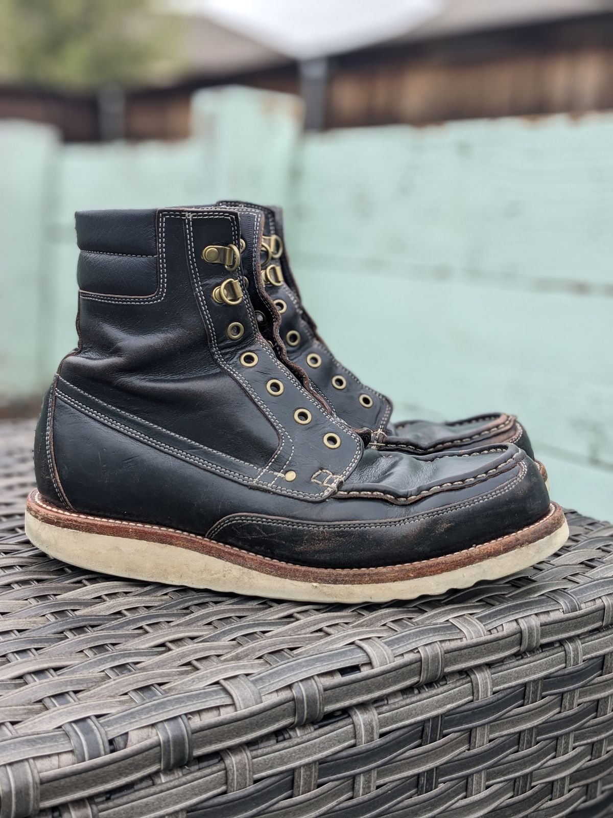 Photo by sunnypizzle on April 5, 2025 of the Grant Stone Field Boot in Horween Black Chromexcel.