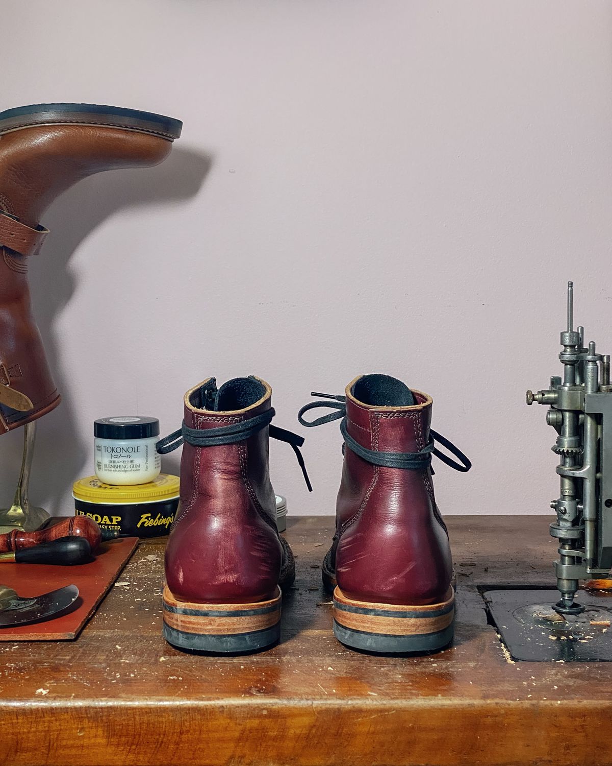 Photo by emilyfurr on November 2, 2022 of the White's MP-M1TC in Horween Color 8 Chromexcel.