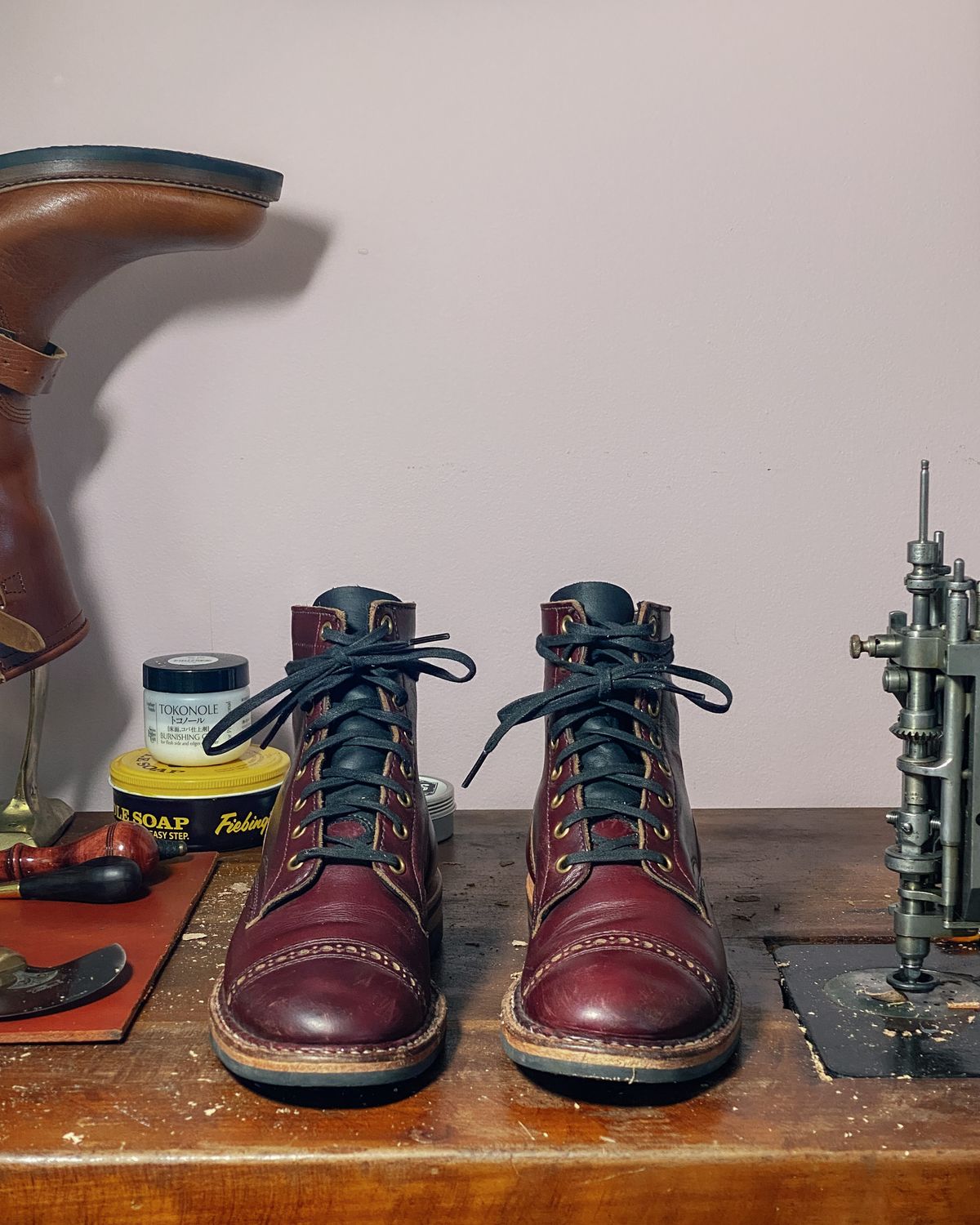 Photo by emilyfurr on November 2, 2022 of the White's MP-M1TC in Horween Color 8 Chromexcel.