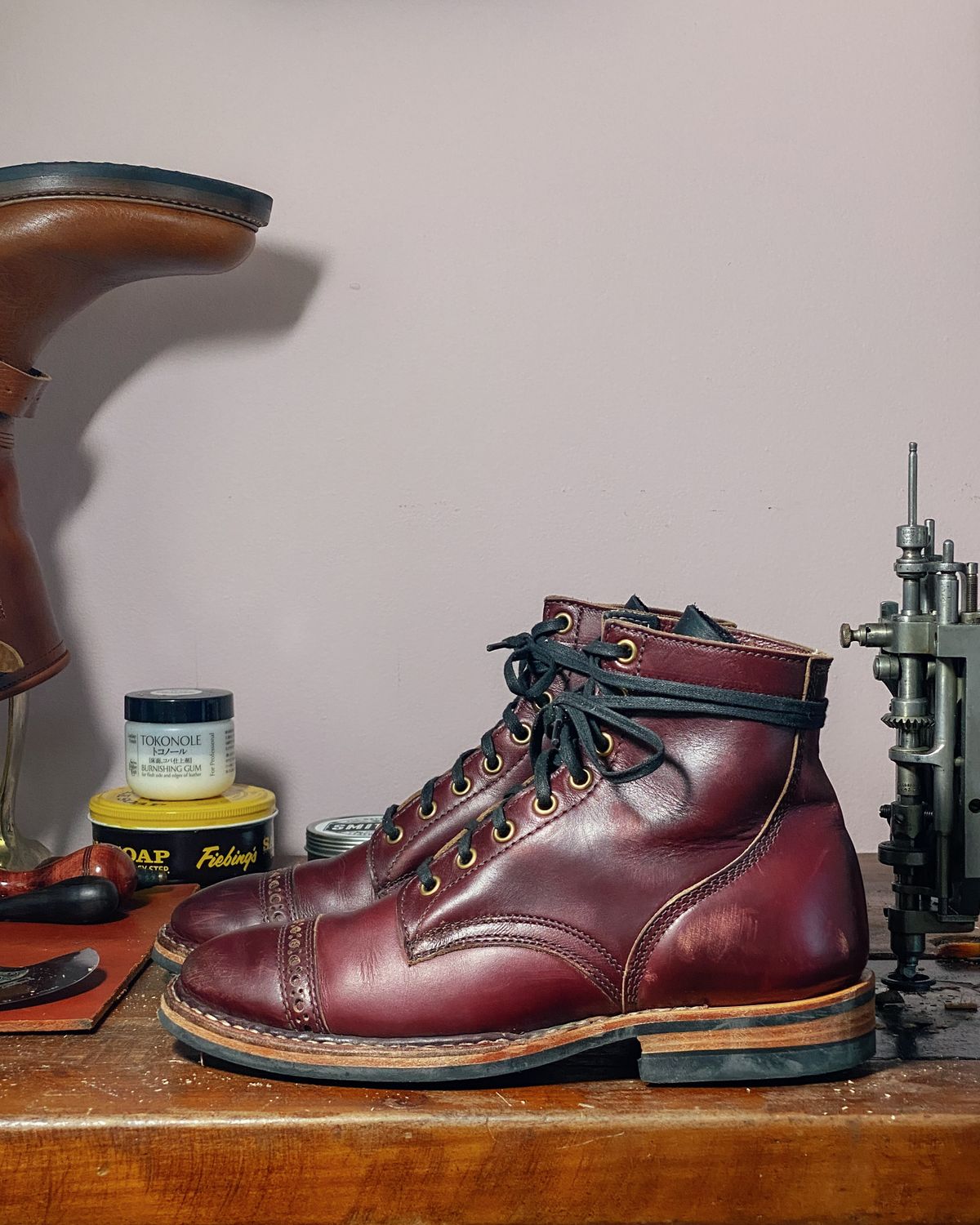 Photo by emilyfurr on November 2, 2022 of the White's MP-M1TC in Horween Color 8 Chromexcel.