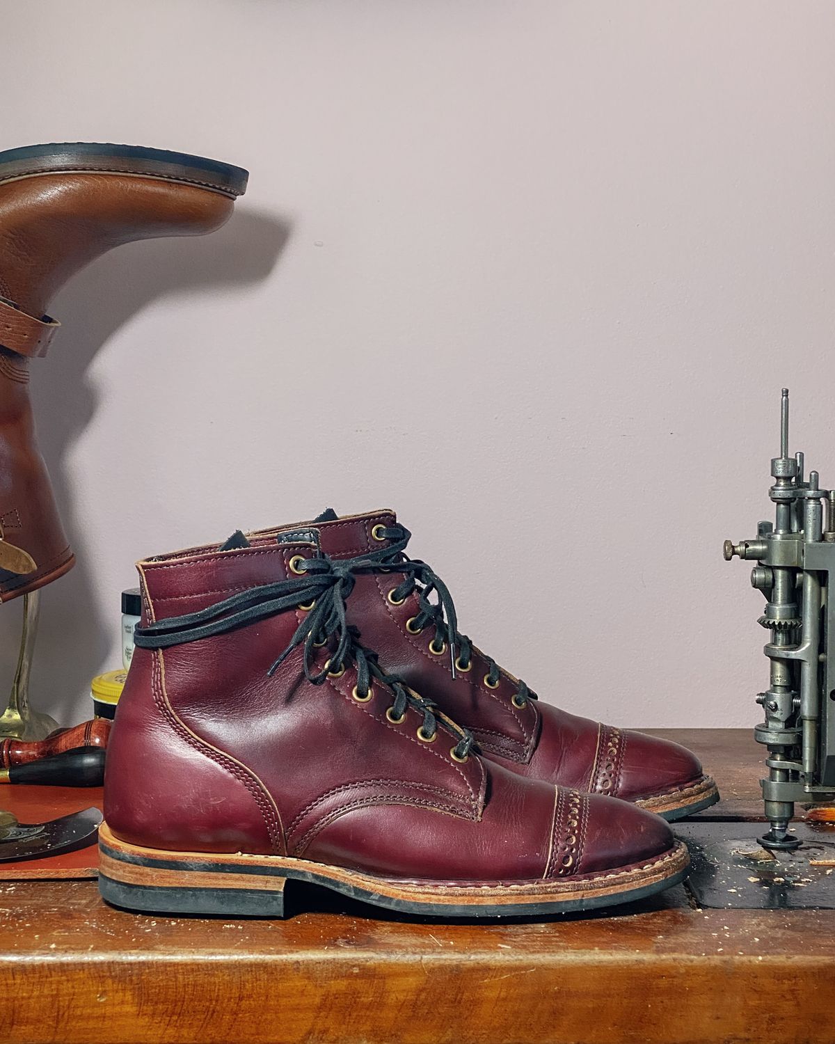 Photo by emilyfurr on November 2, 2022 of the White's MP-M1TC in Horween Color 8 Chromexcel.