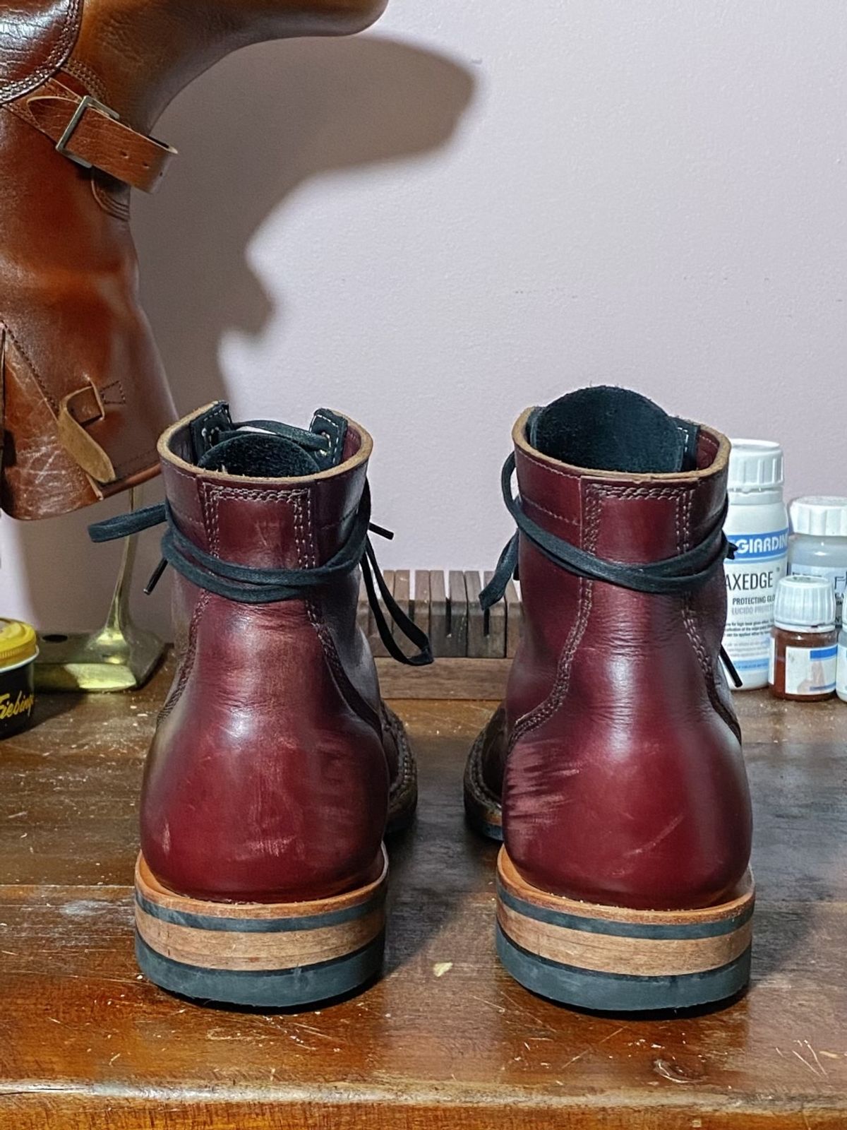 Photo by emilyfurr on December 6, 2022 of the White's MP-M1TC in Horween Color 8 Chromexcel.
