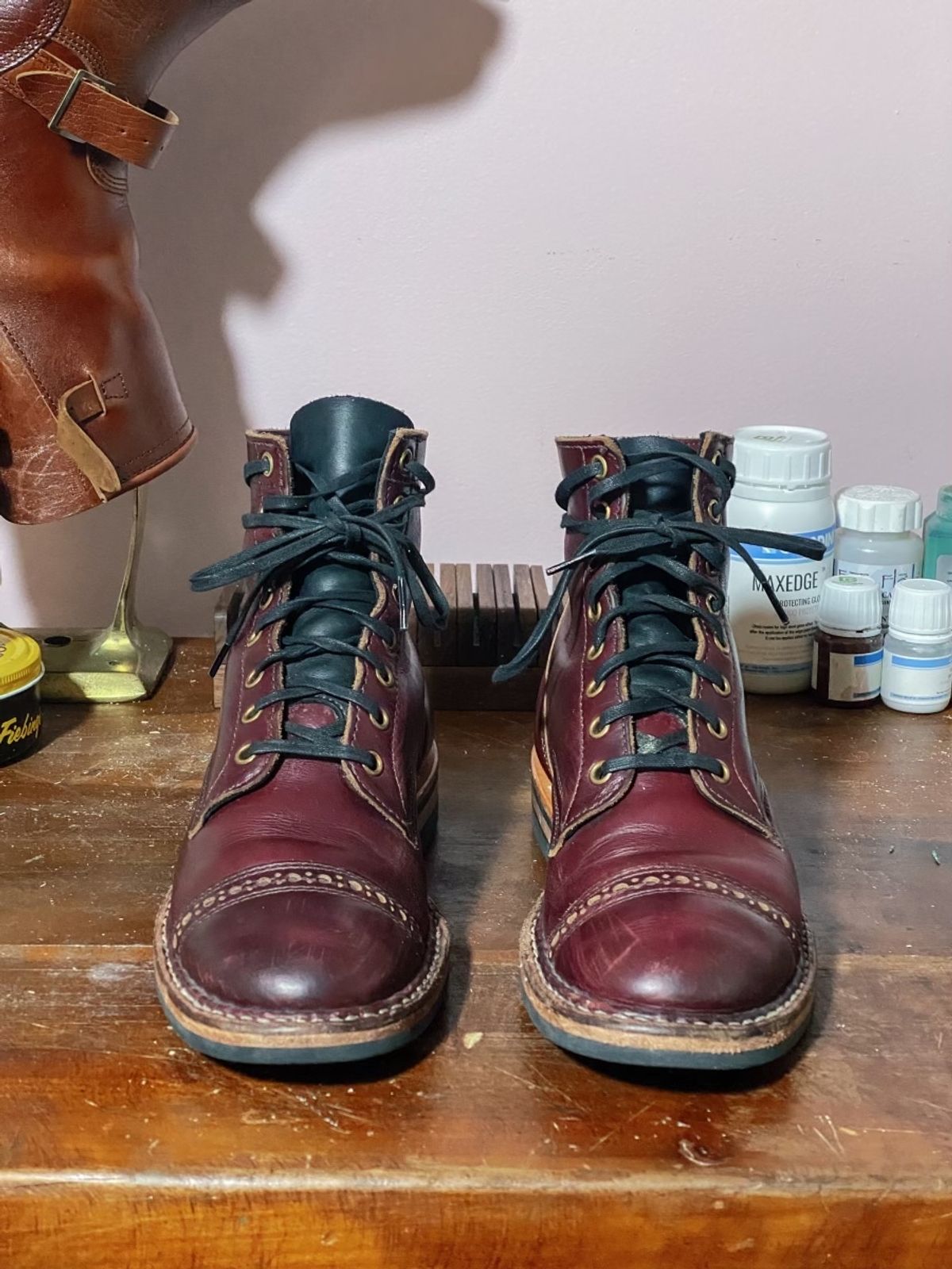 Photo by emilyfurr on December 6, 2022 of the White's MP-M1TC in Horween Color 8 Chromexcel.