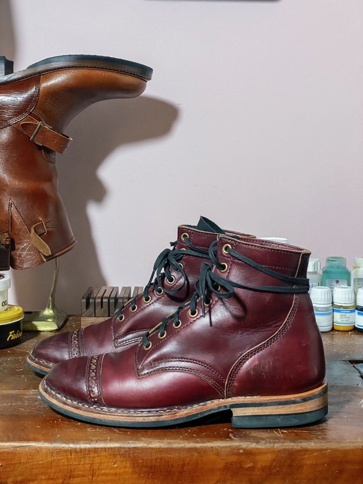 Photo by emilyfurr on December 6, 2022 of the White's MP-M1TC in Horween Color 8 Chromexcel.