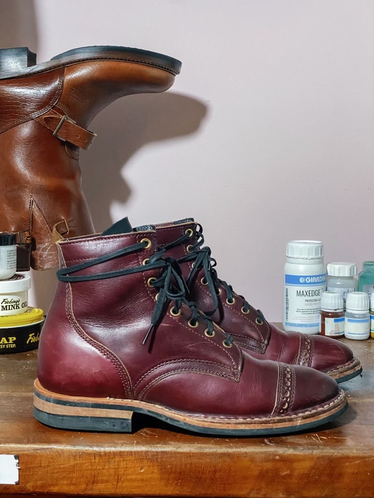 Photo by emilyfurr on December 6, 2022 of the White's MP-M1TC in Horween Color 8 Chromexcel.