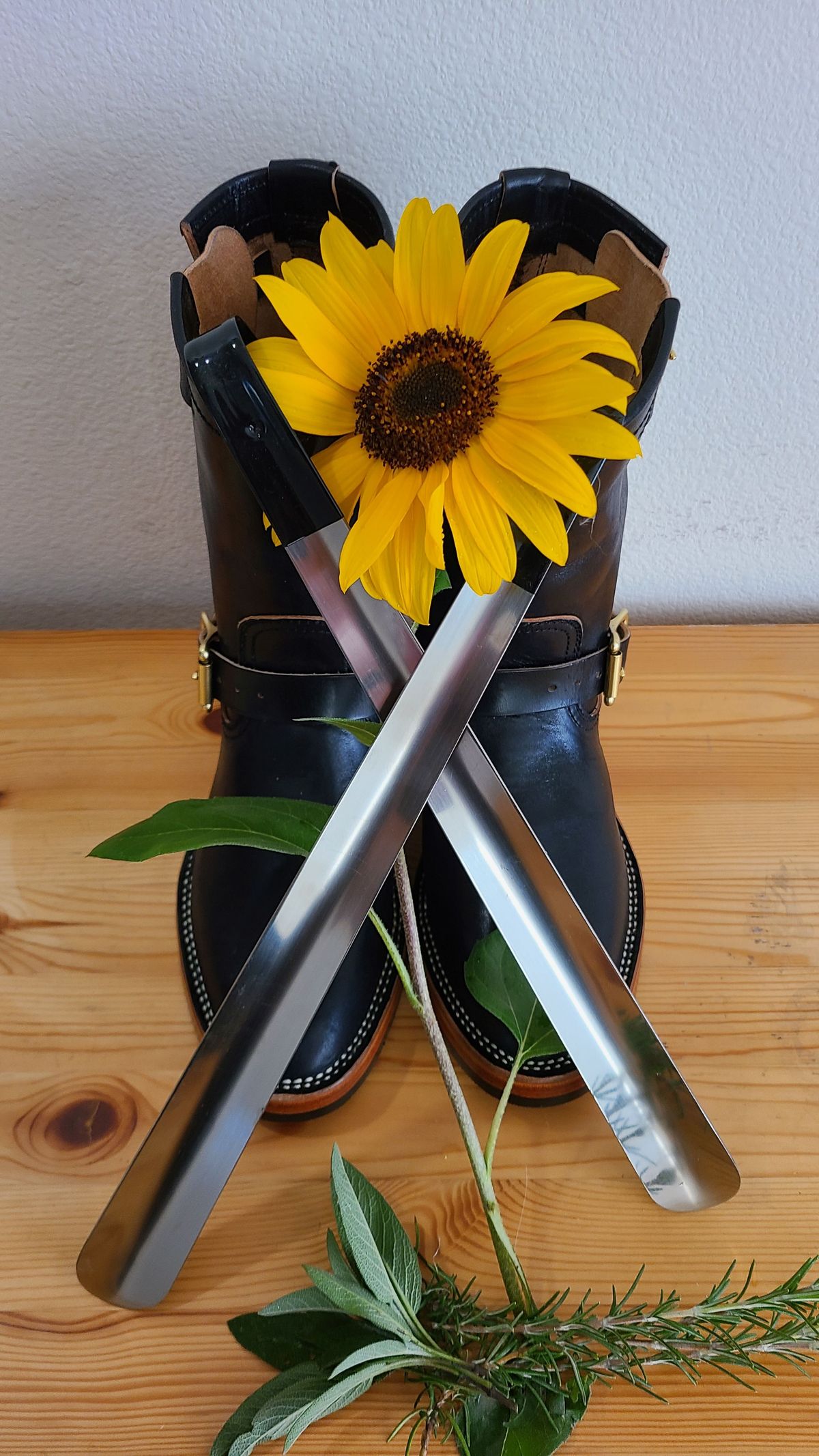 Photo by 2313499 on October 1, 2021 of the Benzein The Keeper Engineer Boot in Maryam Black Horsebutt.