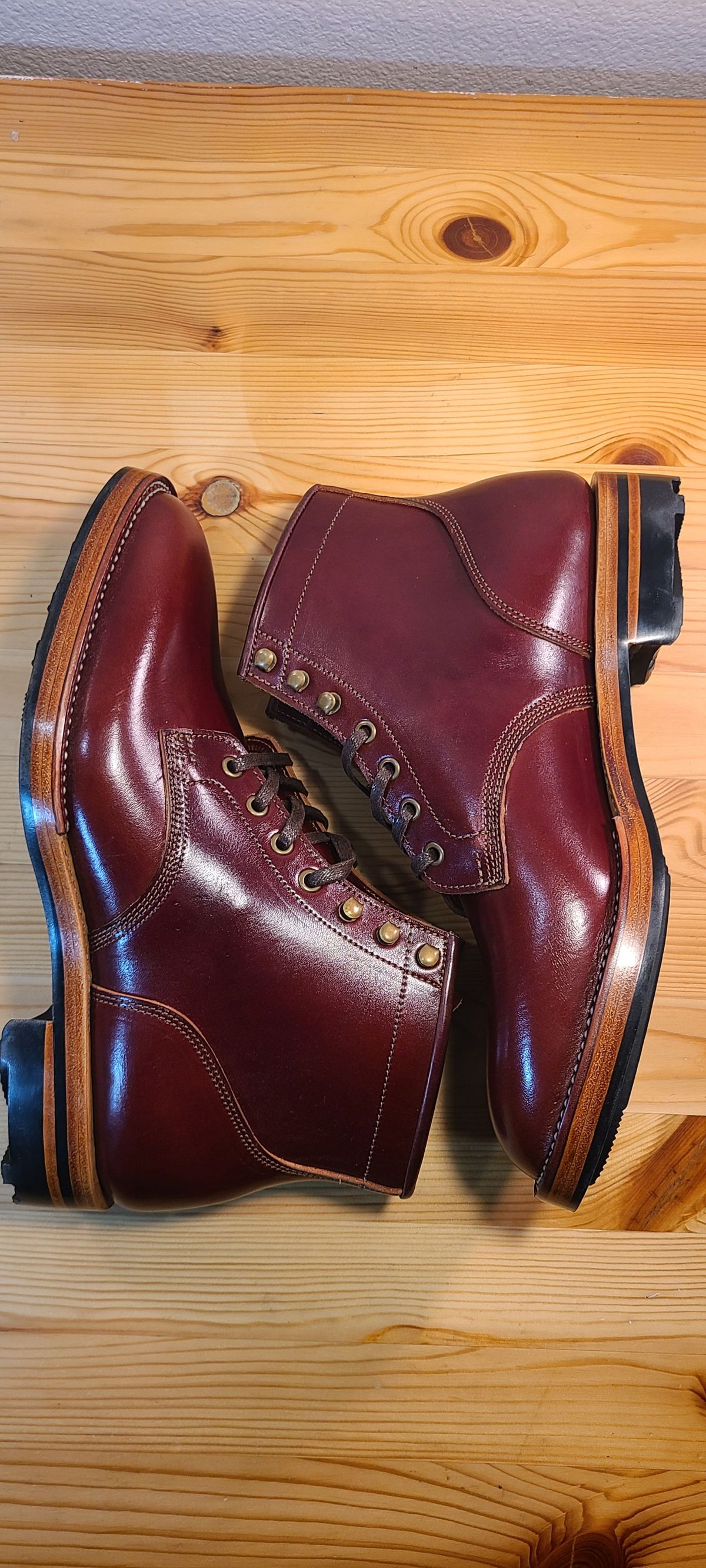 Photo by 2313499 on November 2, 2021 of the Midas Service Boot in Shinki Burgundy Oiled Horsebutt.