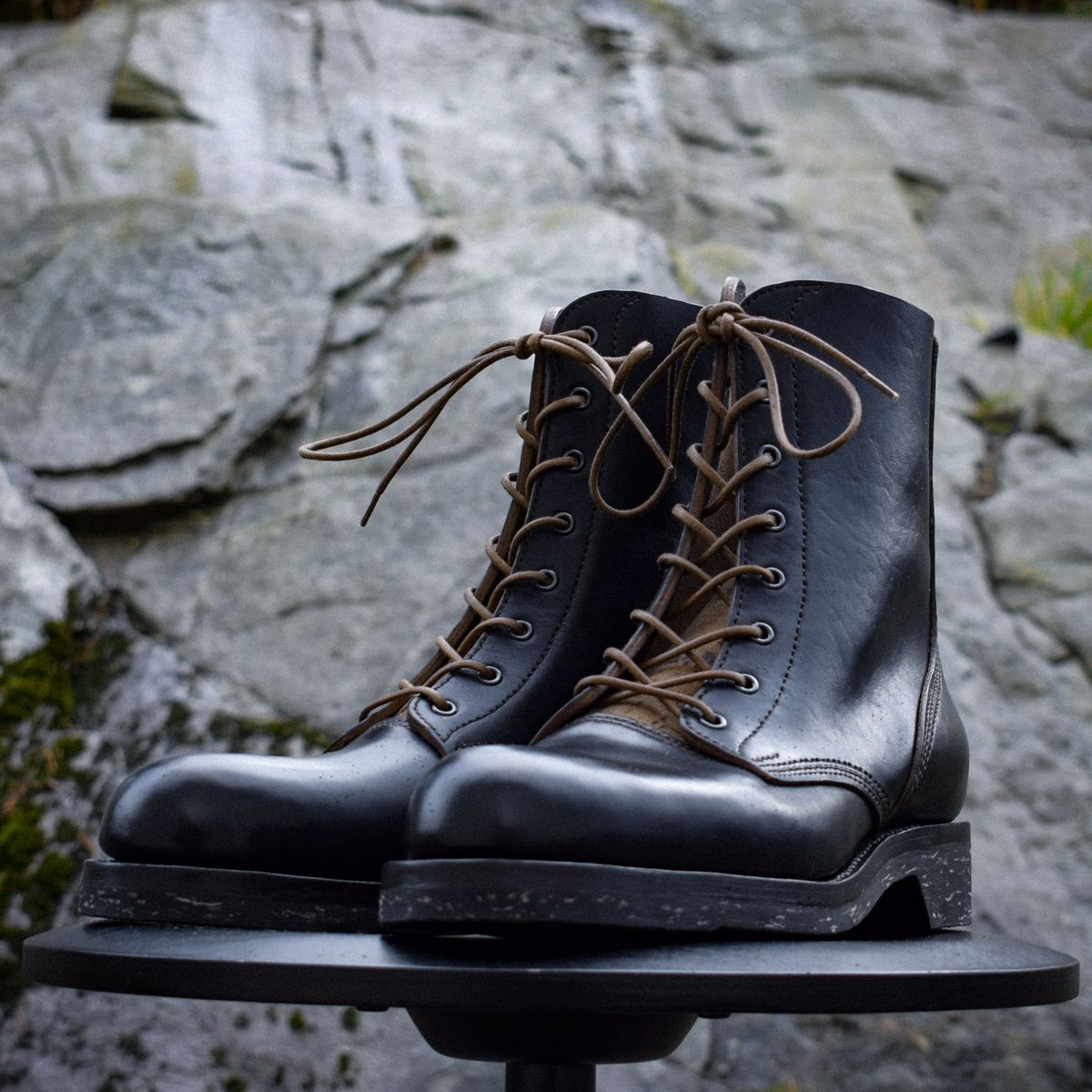 Photo by t4.tillerman on October 1, 2024 of the Tee Four Tillerman / Self-made TB in Horween Tumbled Black Chromexcel.