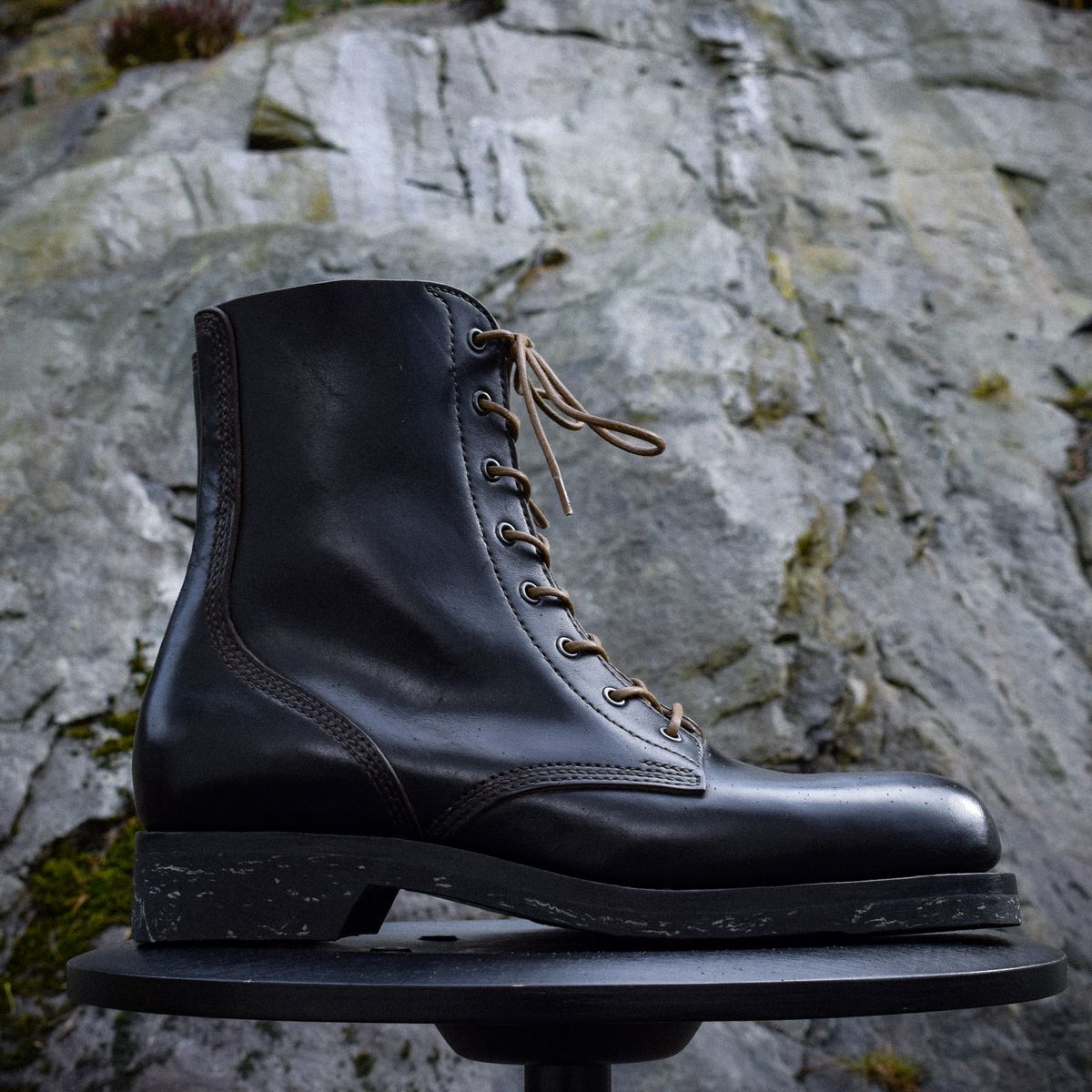 Photo by t4.tillerman on October 1, 2024 of the Tee Four Tillerman / Self-made TB in Horween Tumbled Black Chromexcel.