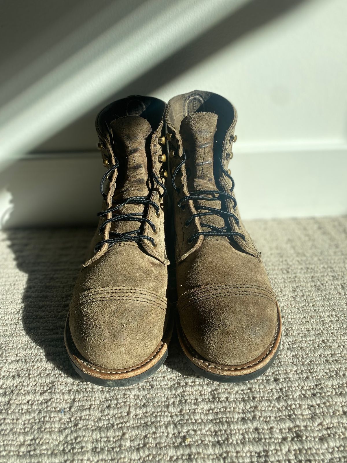 Photo by miguel__dominic on February 3, 2023 of the Red Wing Iron Ranger in S.B. Foot Slate Muleskinner.