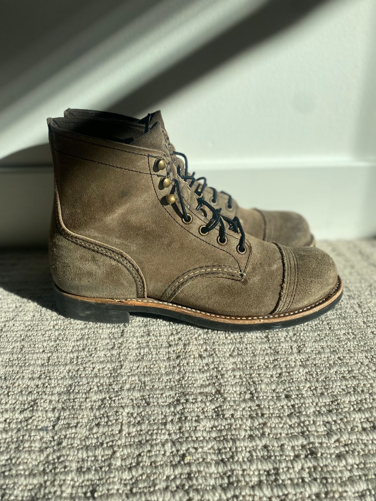 Photo by miguel__dominic on February 3, 2023 of the Red Wing Iron Ranger in S.B. Foot Slate Muleskinner.