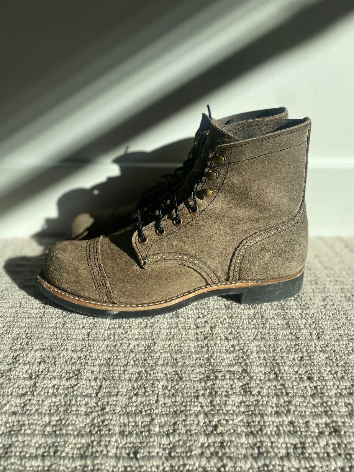 Photo by miguel__dominic on February 3, 2023 of the Red Wing Iron Ranger in S.B. Foot Slate Muleskinner.