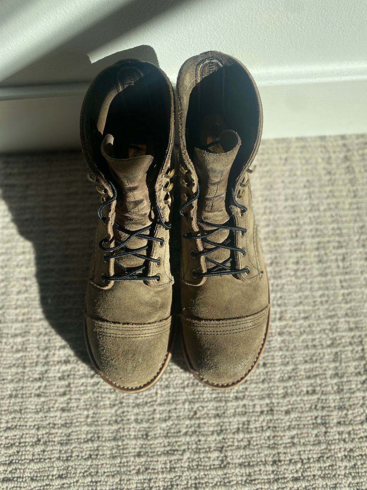 Photo by miguel__dominic on February 3, 2023 of the Red Wing Iron Ranger in S.B. Foot Slate Muleskinner.