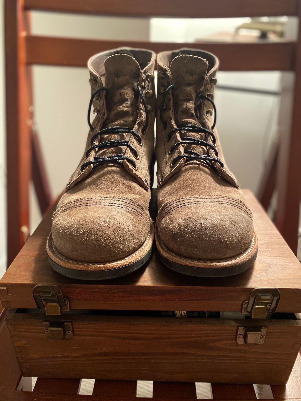 Photo by miguel__dominic on March 6, 2023 of the Red Wing Iron Ranger in S.B. Foot Slate Muleskinner.
