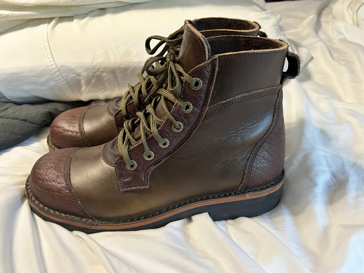 Photo by rattler360 on October 1, 2025 of the Jim Green Numzaan in Cusom One Off Cape Buffalo/ Olive brown Horween.