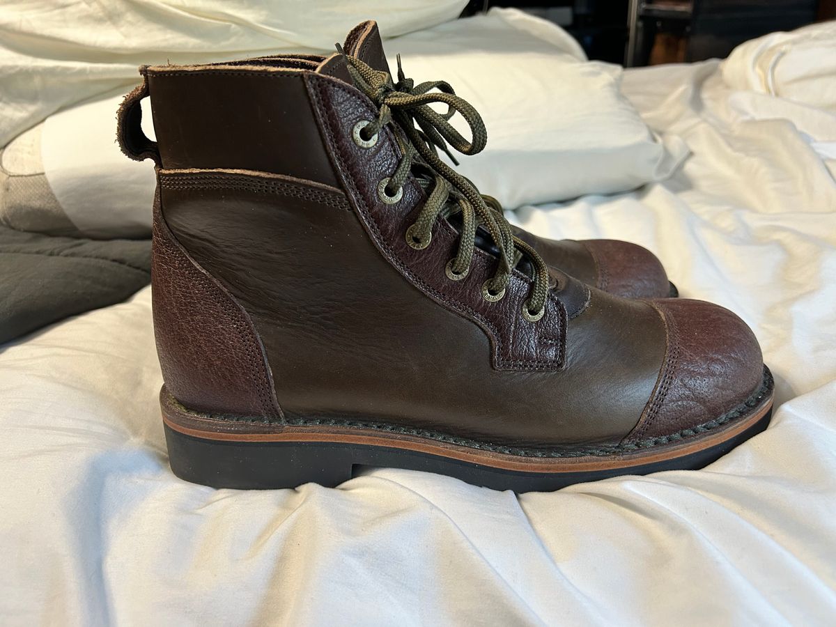 Photo by rattler360 on October 1, 2025 of the Jim Green Numzaan in Cusom One Off Cape Buffalo/ Olive brown Horween.
