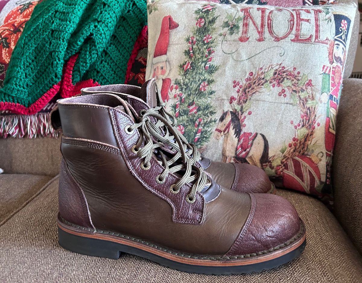 Photo by rattler360 on December 1, 2025 of the Jim Green Numzaan in Cusom One Off Cape Buffalo/ Olive brown Horween.