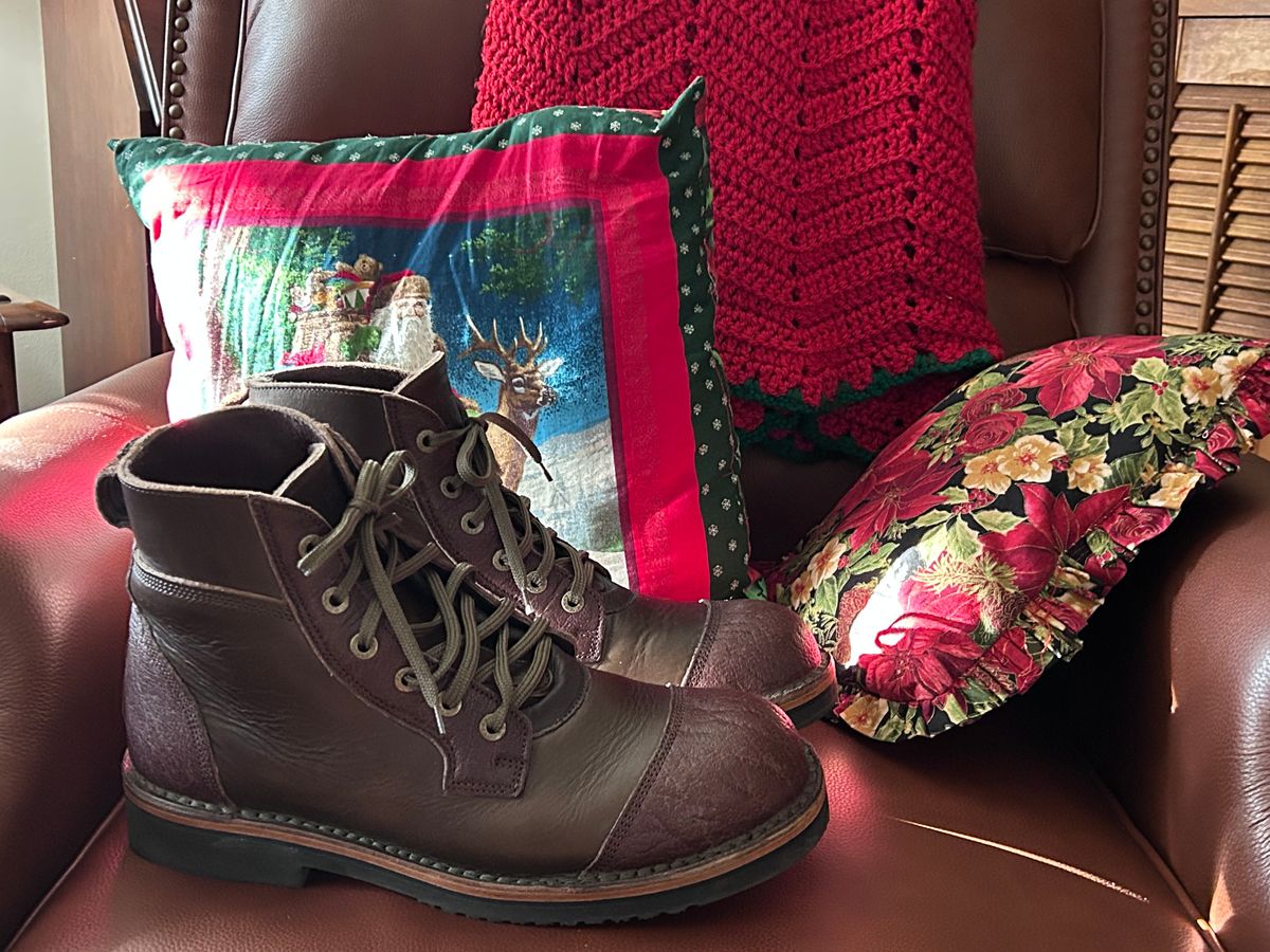 Photo by rattler360 on December 22, 2025 of the Jim Green Numzaan in Cusom One Off Cape Buffalo/ Olive brown Horween.