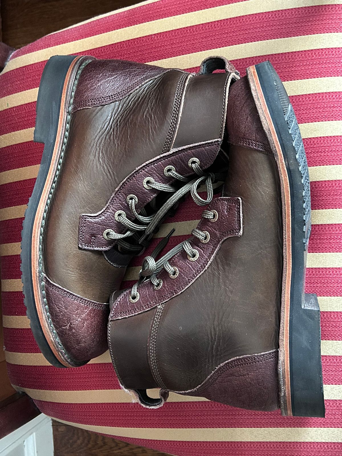 Photo by rattler360 on December 22, 2025 of the Jim Green Numzaan in Cusom One Off Cape Buffalo/ Olive brown Horween.