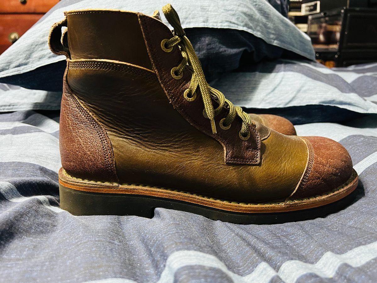 Photo by rattler360 on February 3, 2026 of the Jim Green Numzaan in Cusom One Off Cape Buffalo/ Olive brown Horween.