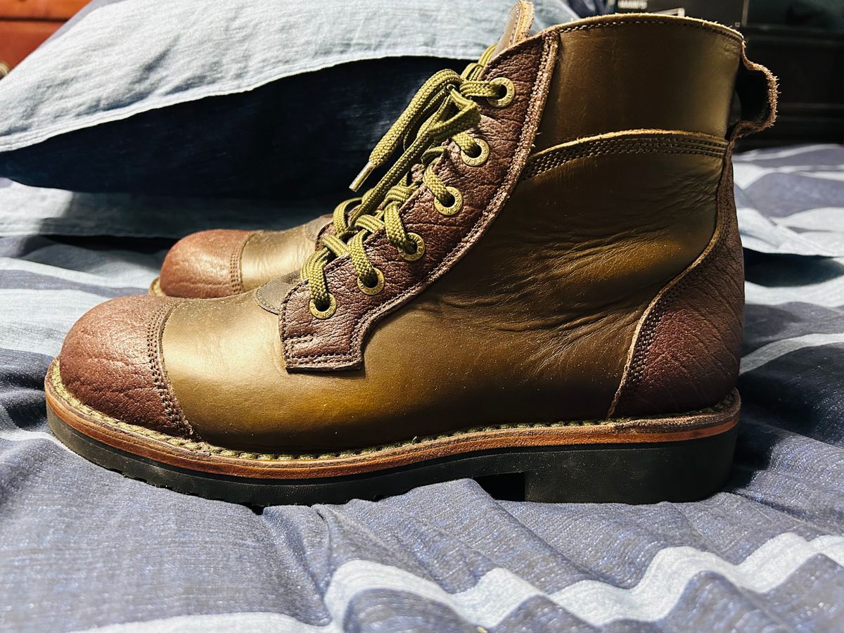 Photo by rattler360 on February 3, 2026 of the Jim Green Numzaan in Cusom One Off Cape Buffalo/ Olive brown Horween.