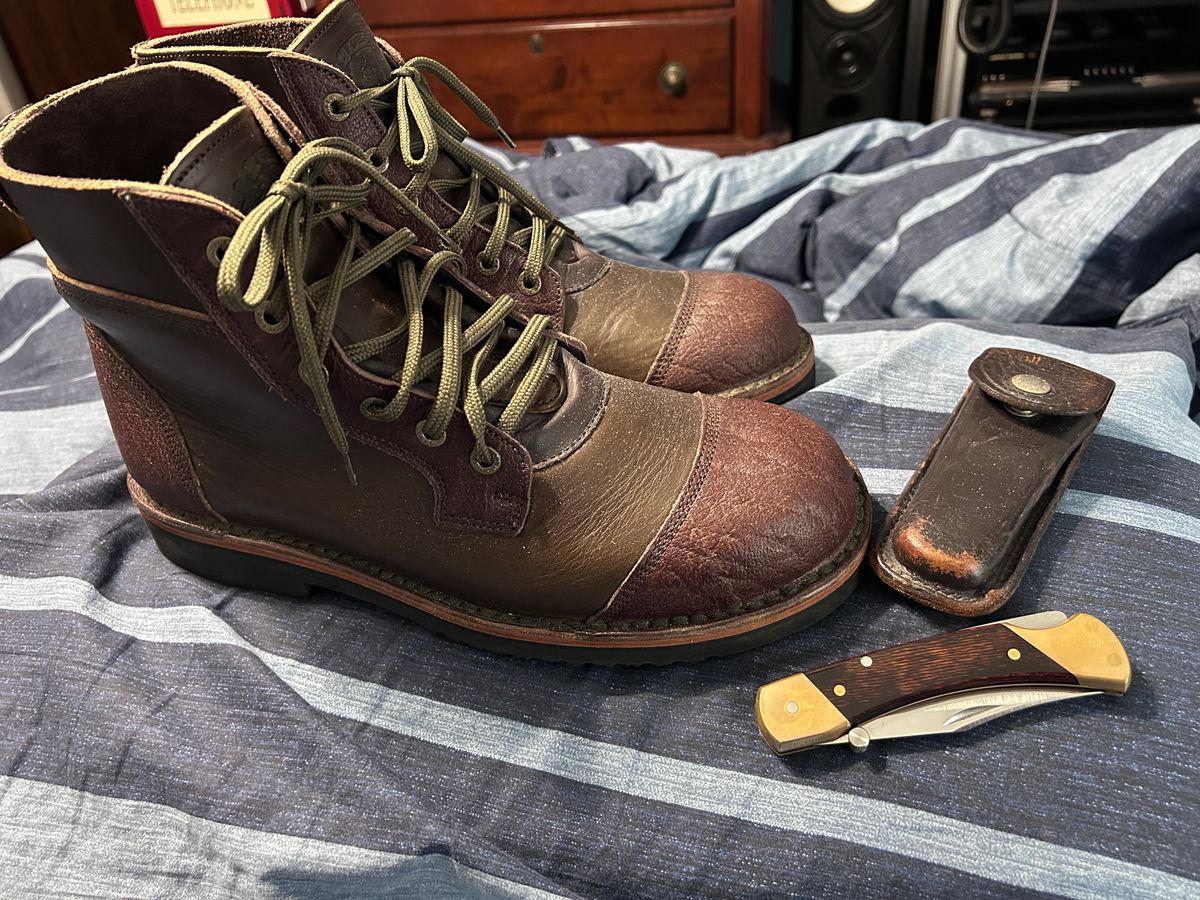 Photo by rattler360 on March 5, 2026 of the Jim Green Numzaan in Cusom One Off Cape Buffalo/ Olive brown Horween.