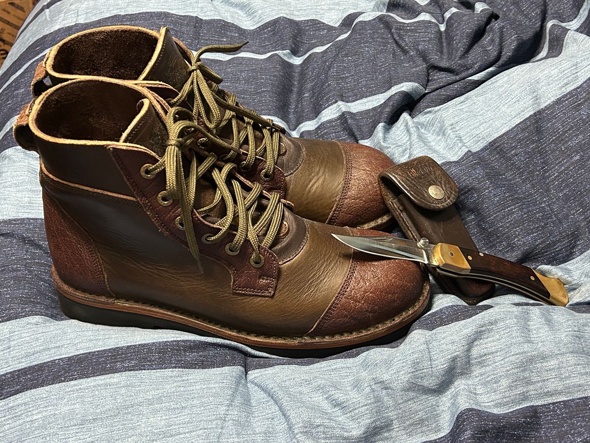Photo by rattler360 on April 3, 2026 of the Jim Green Numzaan in Cusom One Off Cape Buffalo/ Olive brown Horween.