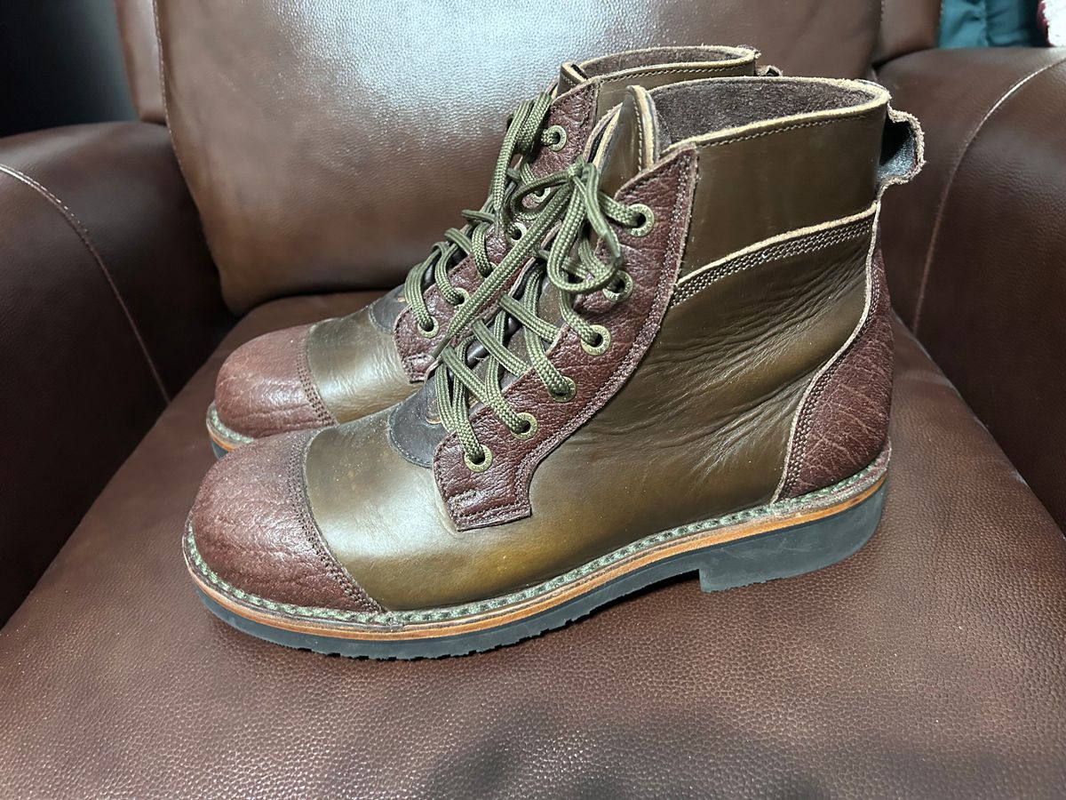 Photo by rattler360 on April 3, 2026 of the Jim Green Numzaan in Cusom One Off Cape Buffalo/ Olive brown Horween.