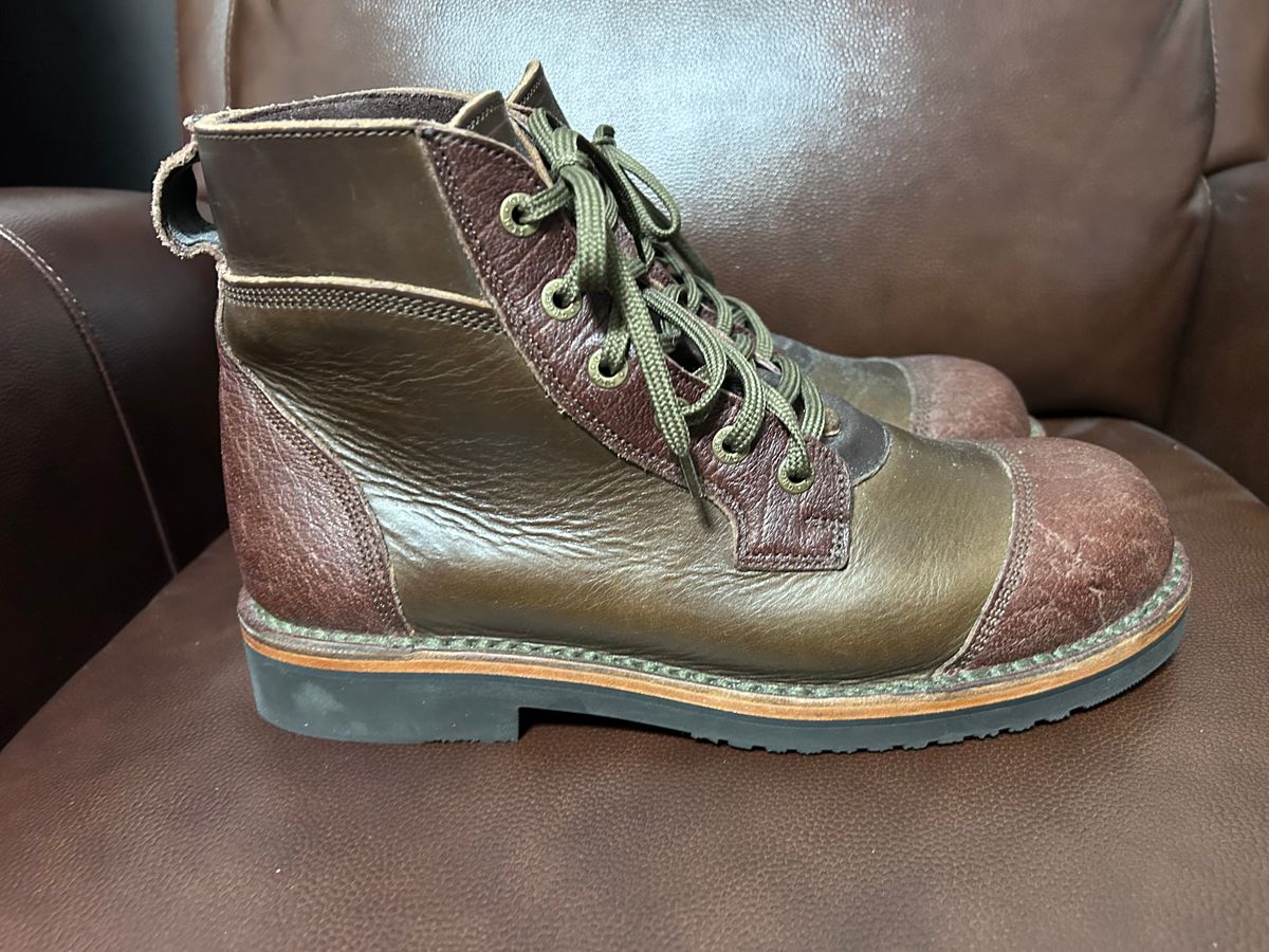 Photo by rattler360 on April 3, 2026 of the Jim Green Numzaan in Cusom One Off Cape Buffalo/ Olive brown Horween.