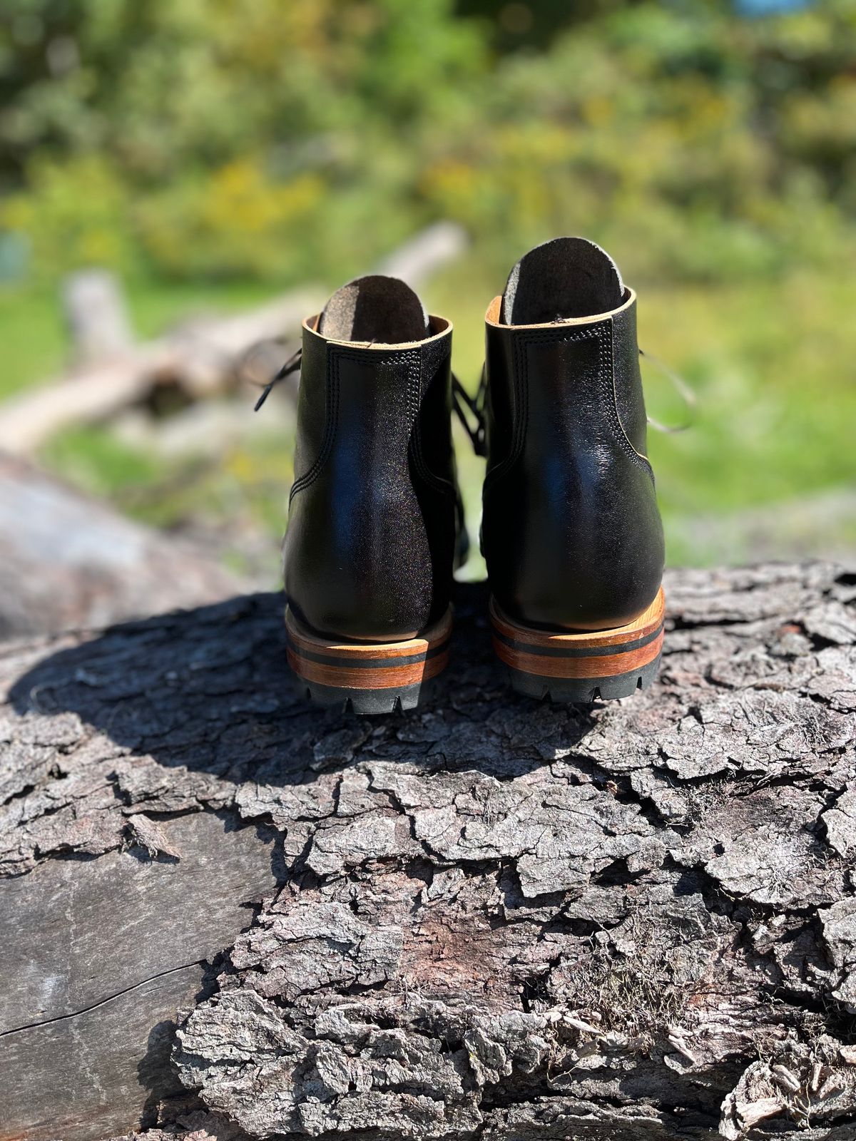 Photo by JuicyDeluxe on October 1, 2023 of the Viberg Boondocker in Shinki Black Teacore Horsebutt.