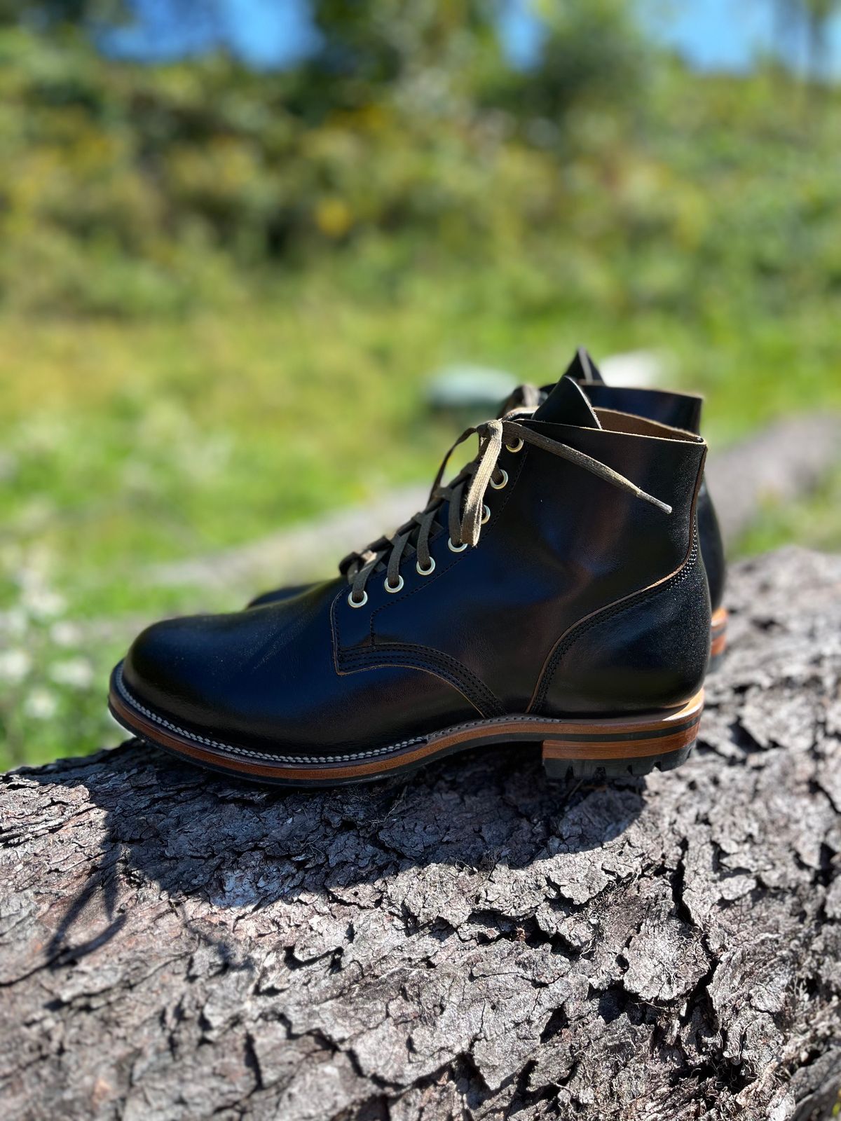 Photo by JuicyDeluxe on October 1, 2023 of the Viberg Boondocker in Shinki Black Teacore Horsebutt.