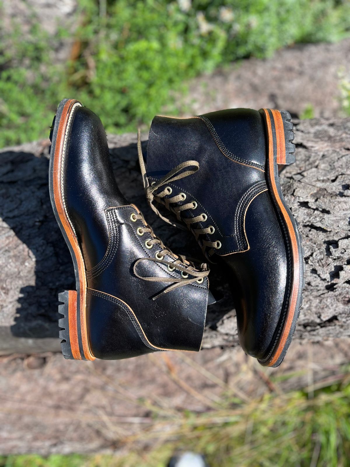 Photo by JuicyDeluxe on October 1, 2023 of the Viberg Boondocker in Shinki Black Teacore Horsebutt.