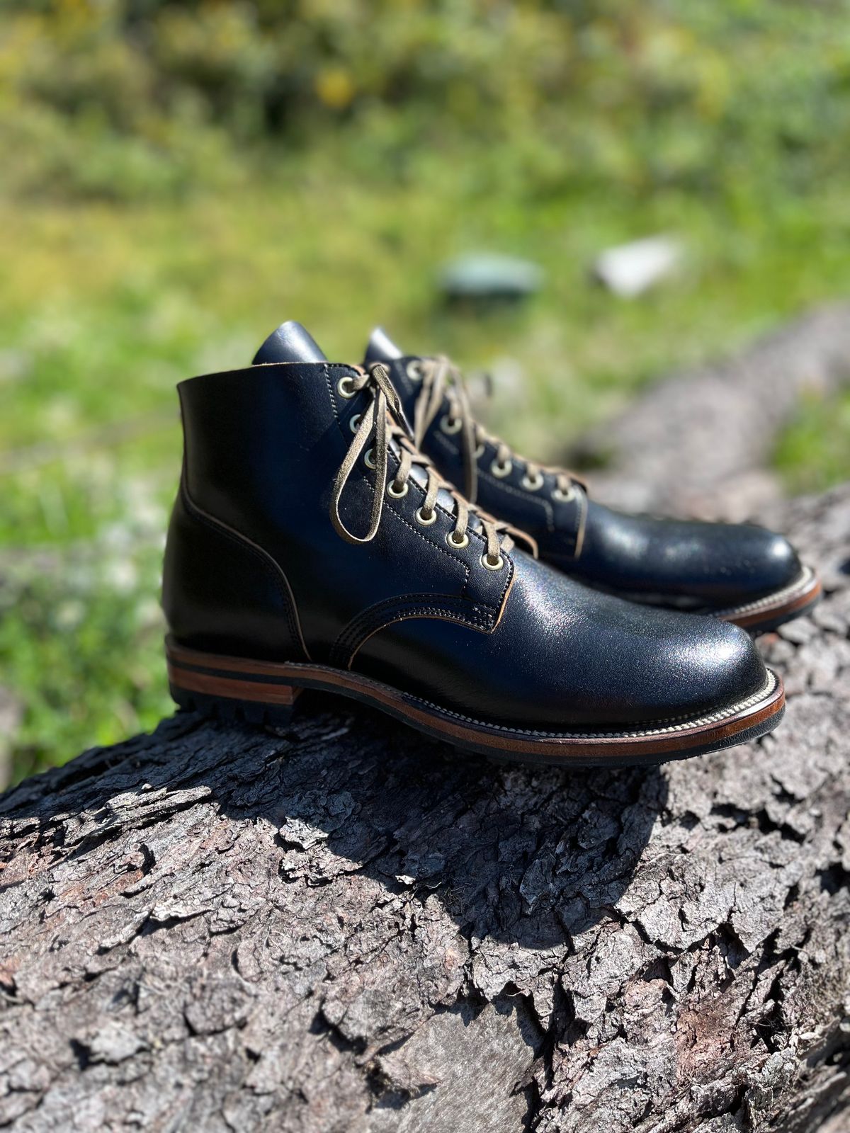 Photo by JuicyDeluxe on October 1, 2023 of the Viberg Boondocker in Shinki Black Teacore Horsebutt.