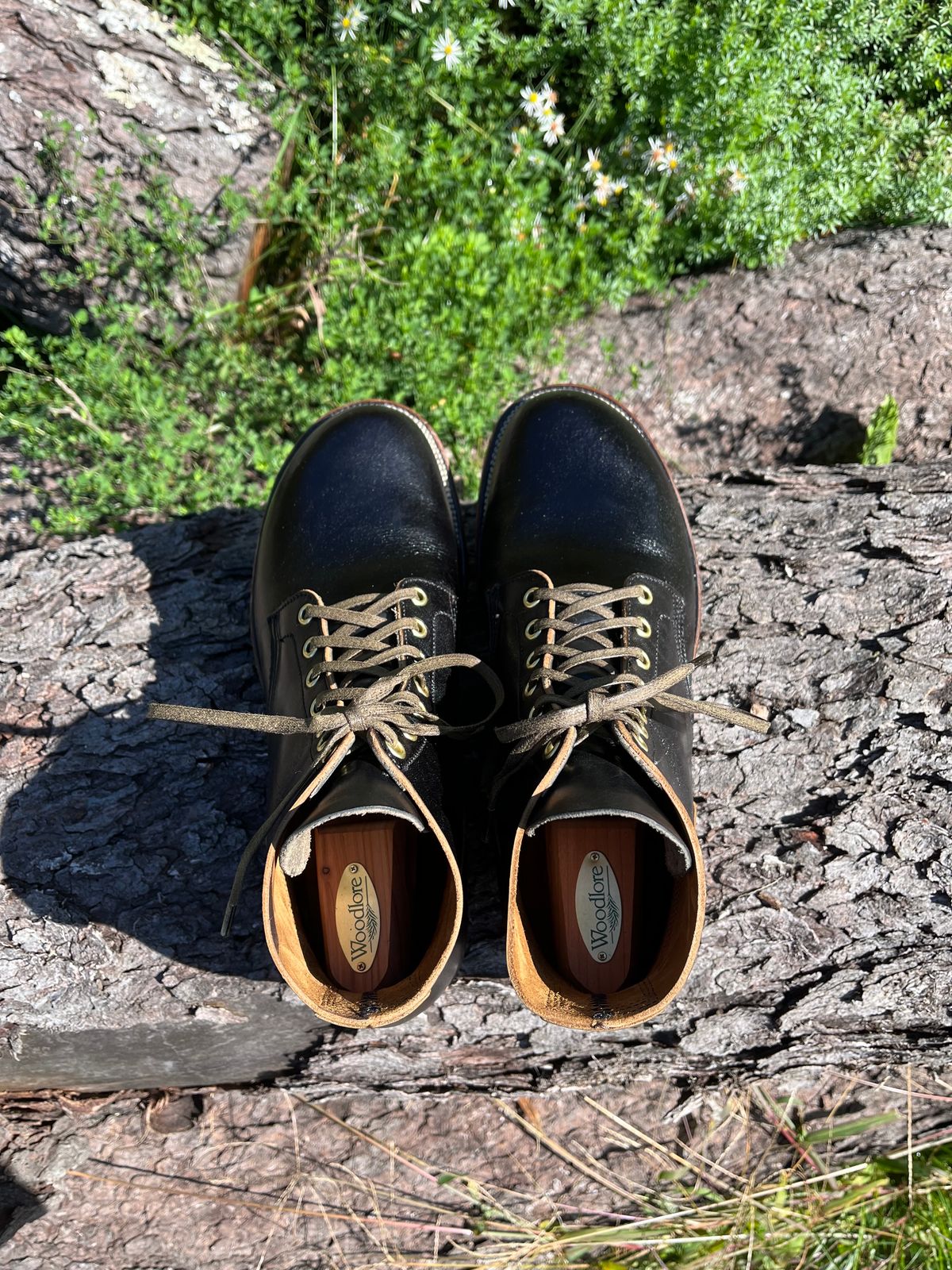 Photo by JuicyDeluxe on October 1, 2023 of the Viberg Boondocker in Shinki Black Teacore Horsebutt.