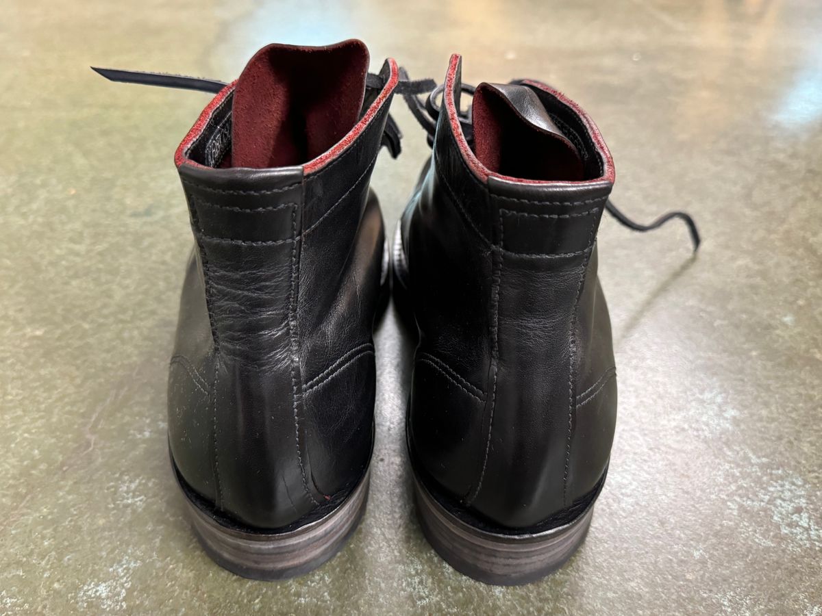 Photo by GalaxyGuy on October 1, 2024 of the Kreosote NINE dITCHES in Wickett & Craig Natural Harness Dyed Black Over Red.