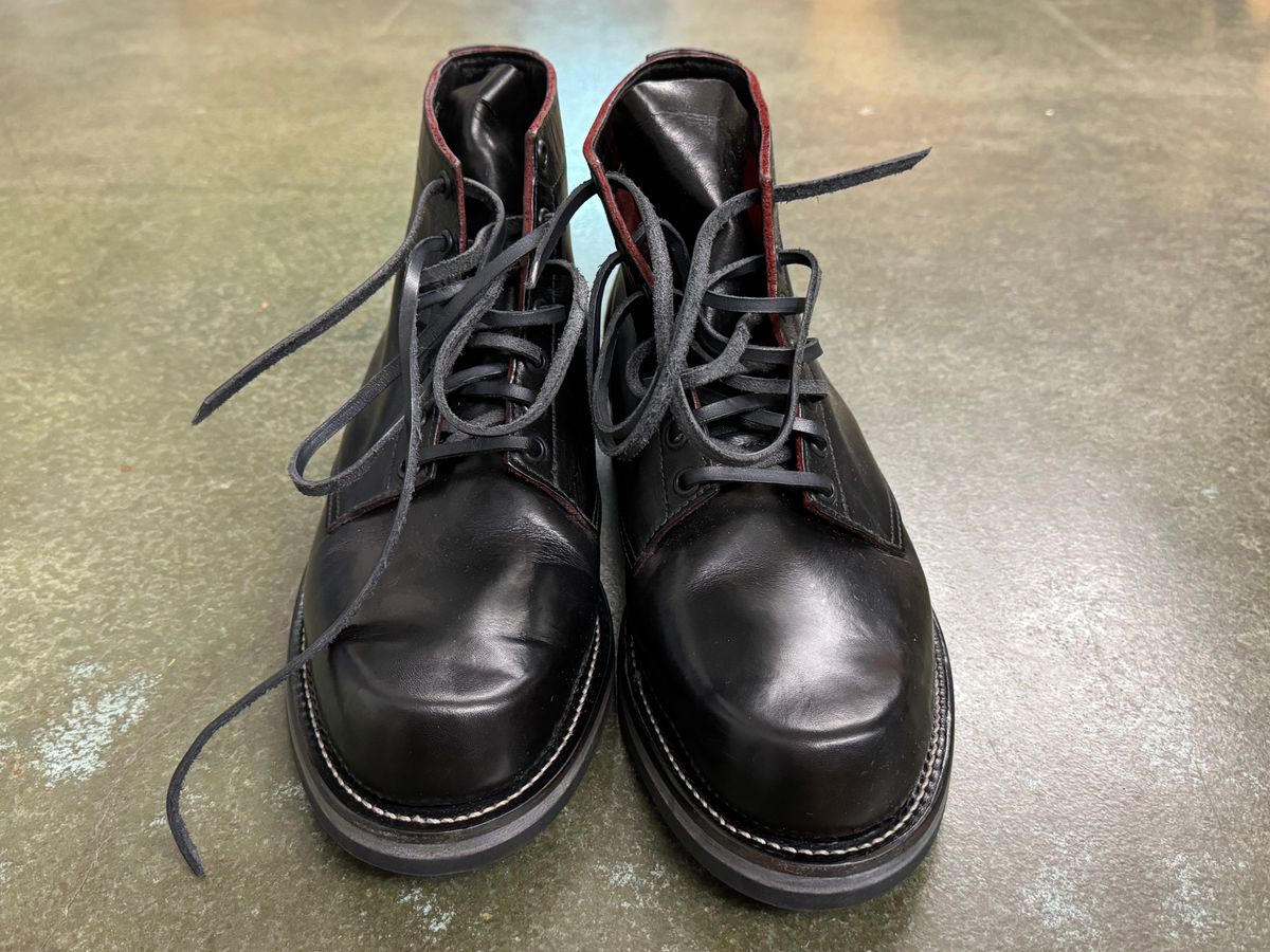 Photo by GalaxyGuy on October 1, 2024 of the Kreosote NINE dITCHES in Wickett & Craig Natural Harness Dyed Black Over Red.