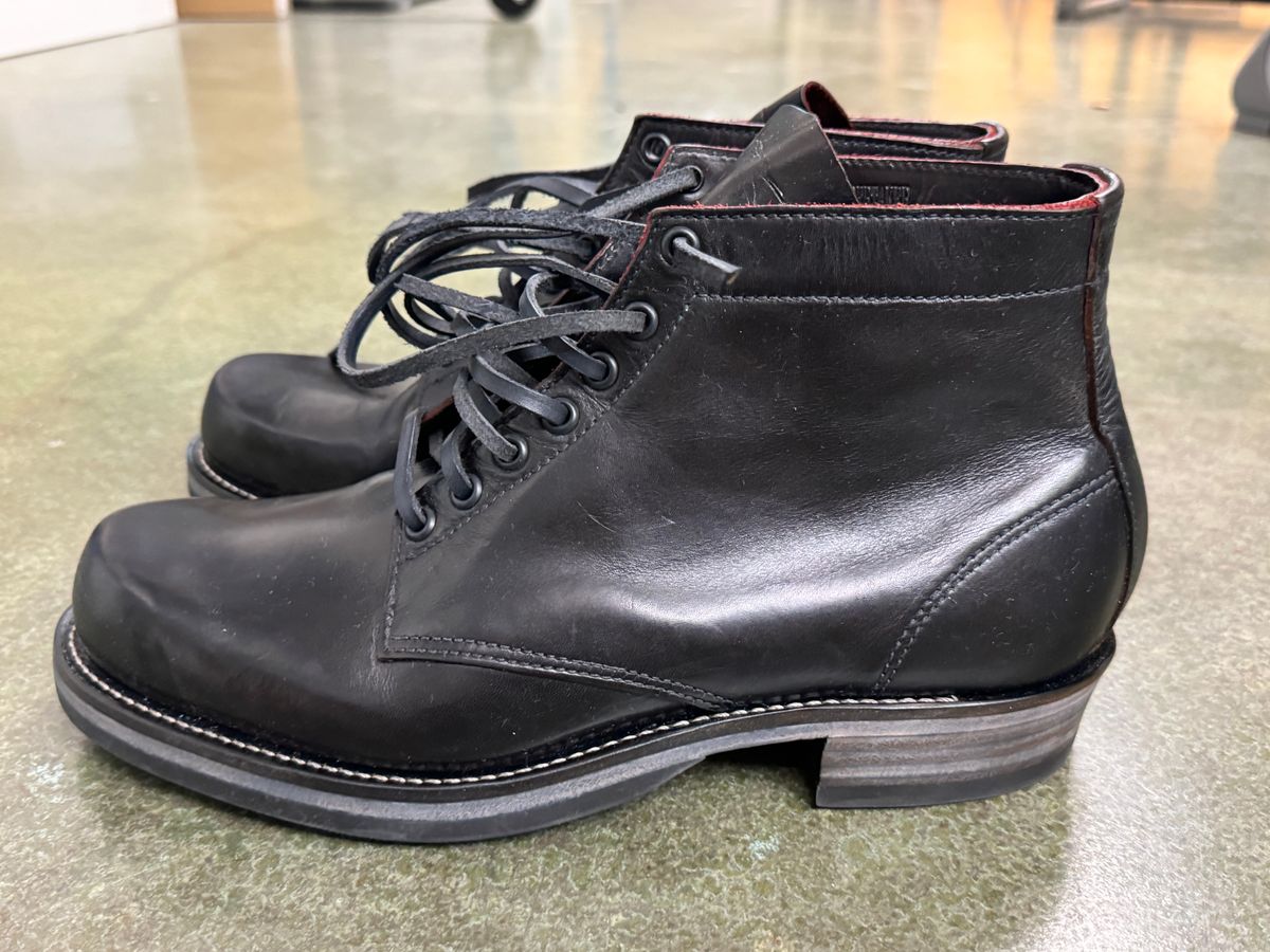 Photo by GalaxyGuy on October 1, 2024 of the Kreosote NINE dITCHES in Wickett & Craig Natural Harness Dyed Black Over Red.