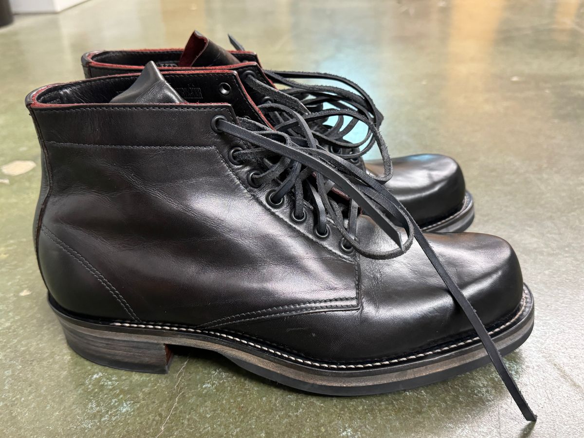 Photo by GalaxyGuy on October 1, 2024 of the Kreosote NINE dITCHES in Wickett & Craig Natural Harness Dyed Black Over Red.