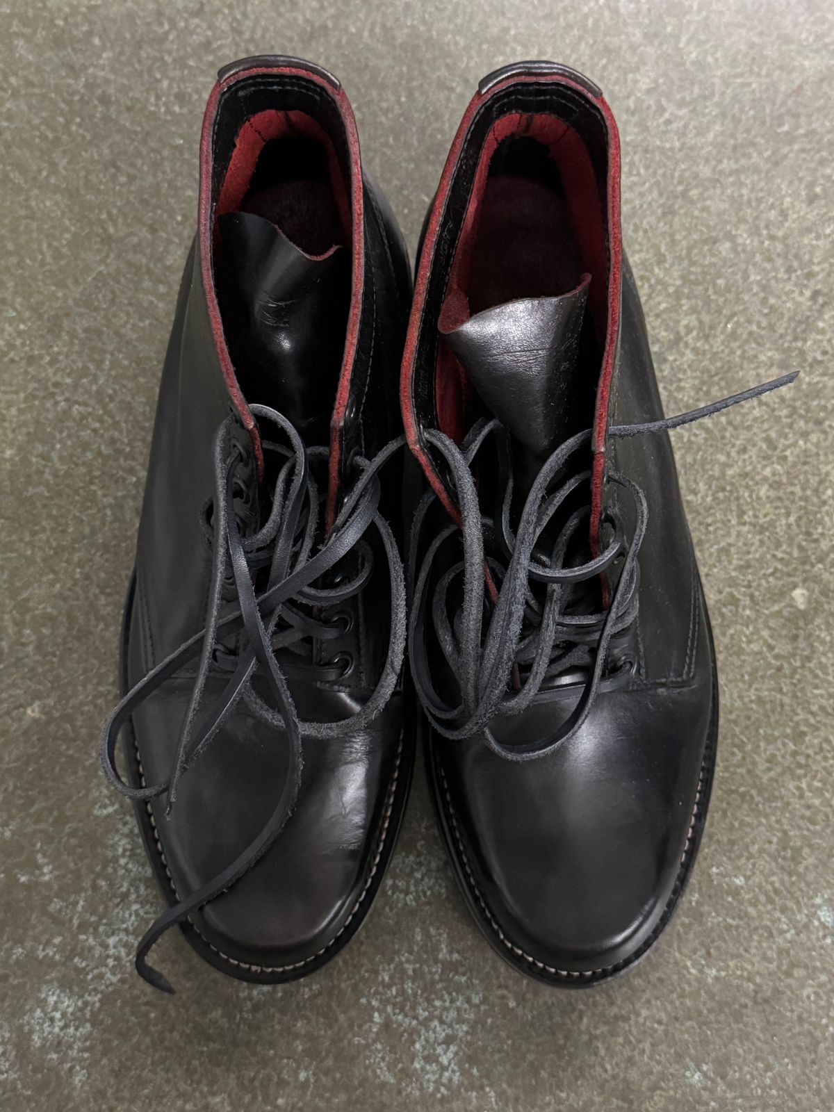 Photo by GalaxyGuy on October 1, 2024 of the Kreosote NINE dITCHES in Wickett & Craig Natural Harness Dyed Black Over Red.