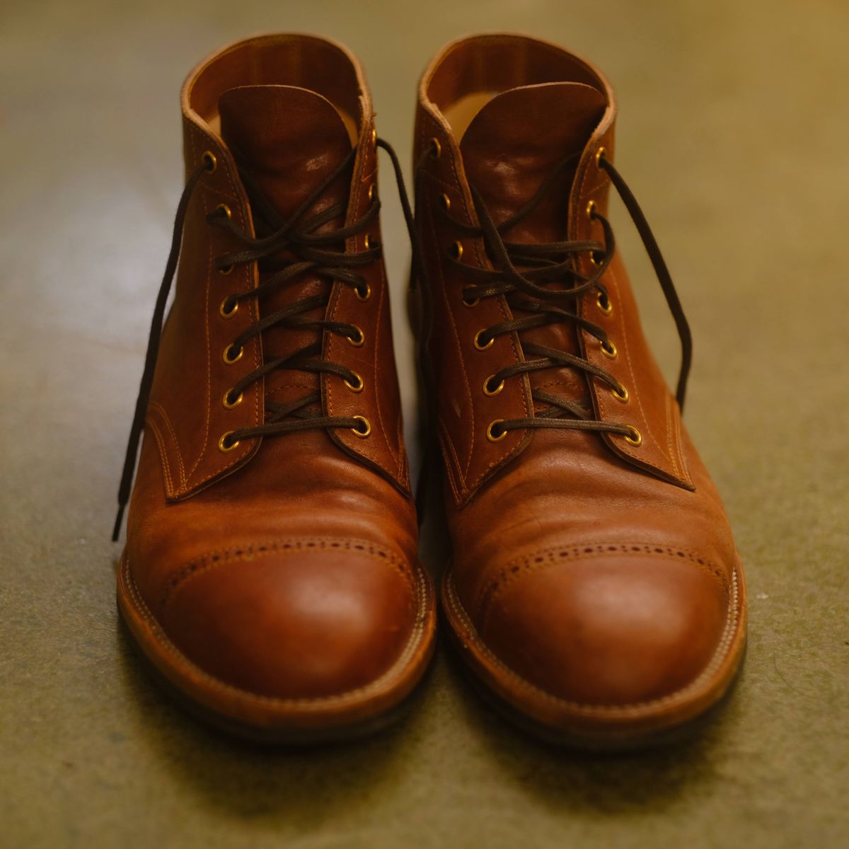 Photo by GalaxyGuy on November 1, 2022 of the Iron Boots Devil Dog in Maryam Brown Horsebutt.