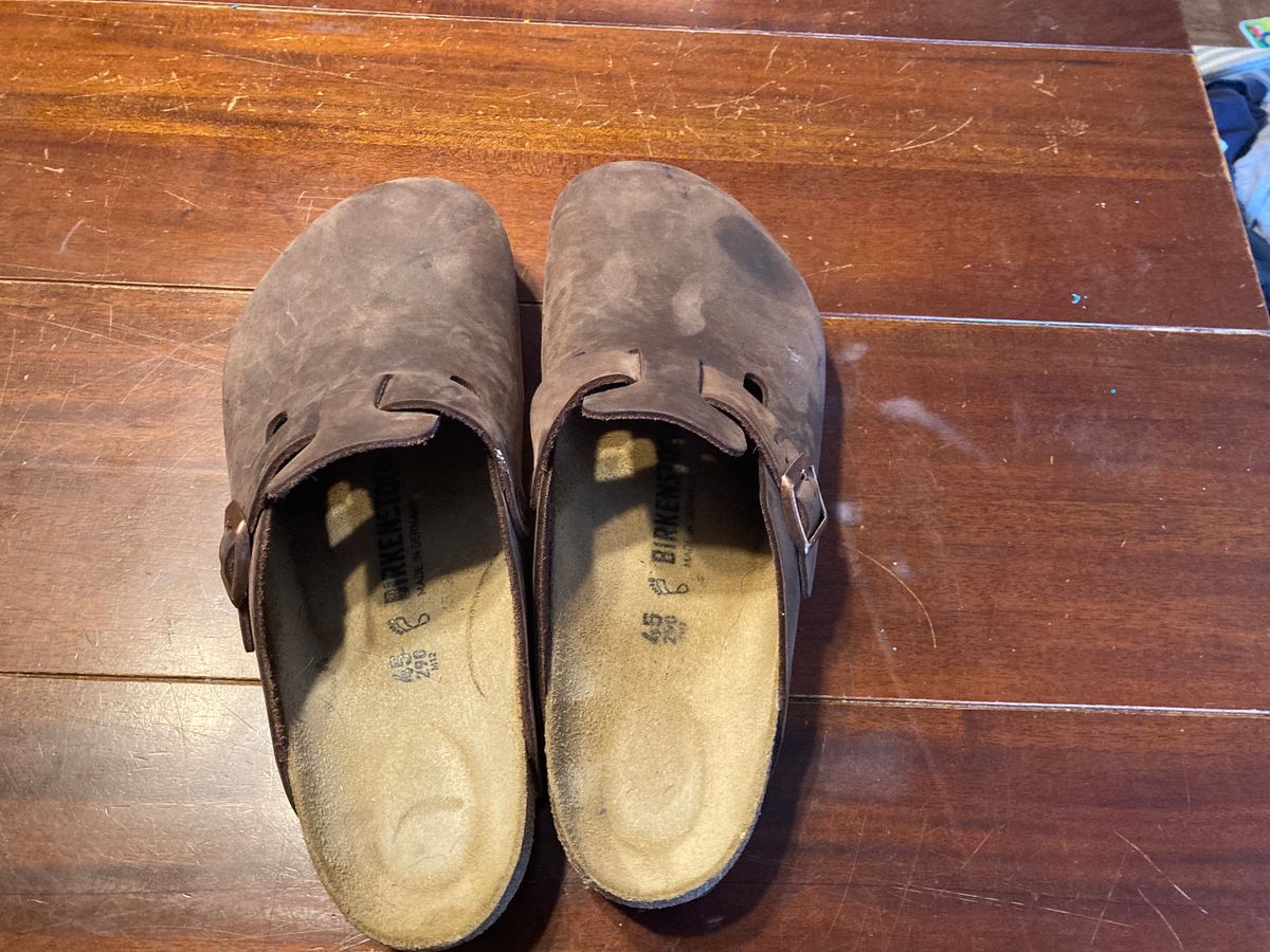 Photo by sigben59 on December 5, 2023 of the Birkenstock Boston in Habana Oiled Leather.
