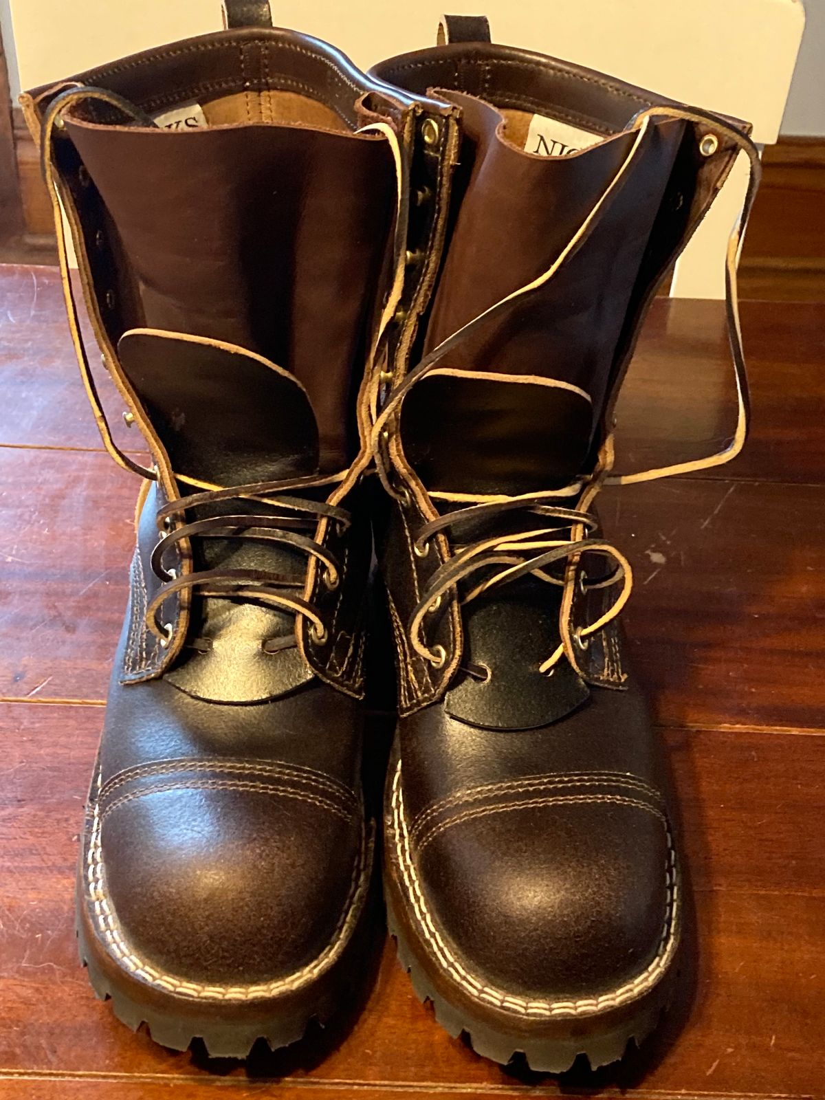Photo by sigben59 on October 1, 2023 of the Nicks Urban Logger in Horween Brown Waxed Flesh.