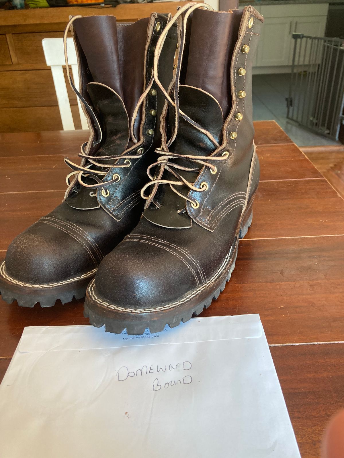 Photo by sigben59 on October 1, 2023 of the Nicks Urban Logger in Horween Brown Waxed Flesh.