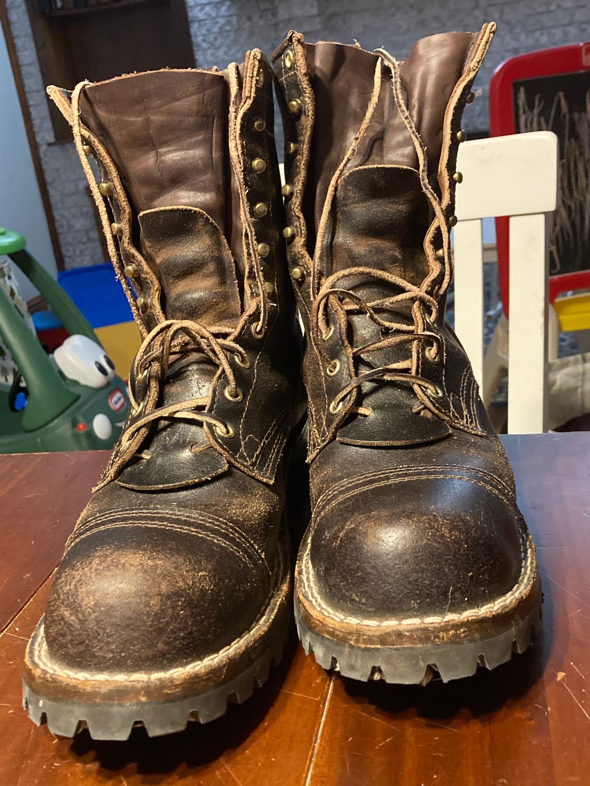 Photo by sigben59 on November 4, 2023 of the Nicks Urban Logger in Horween Brown Waxed Flesh.