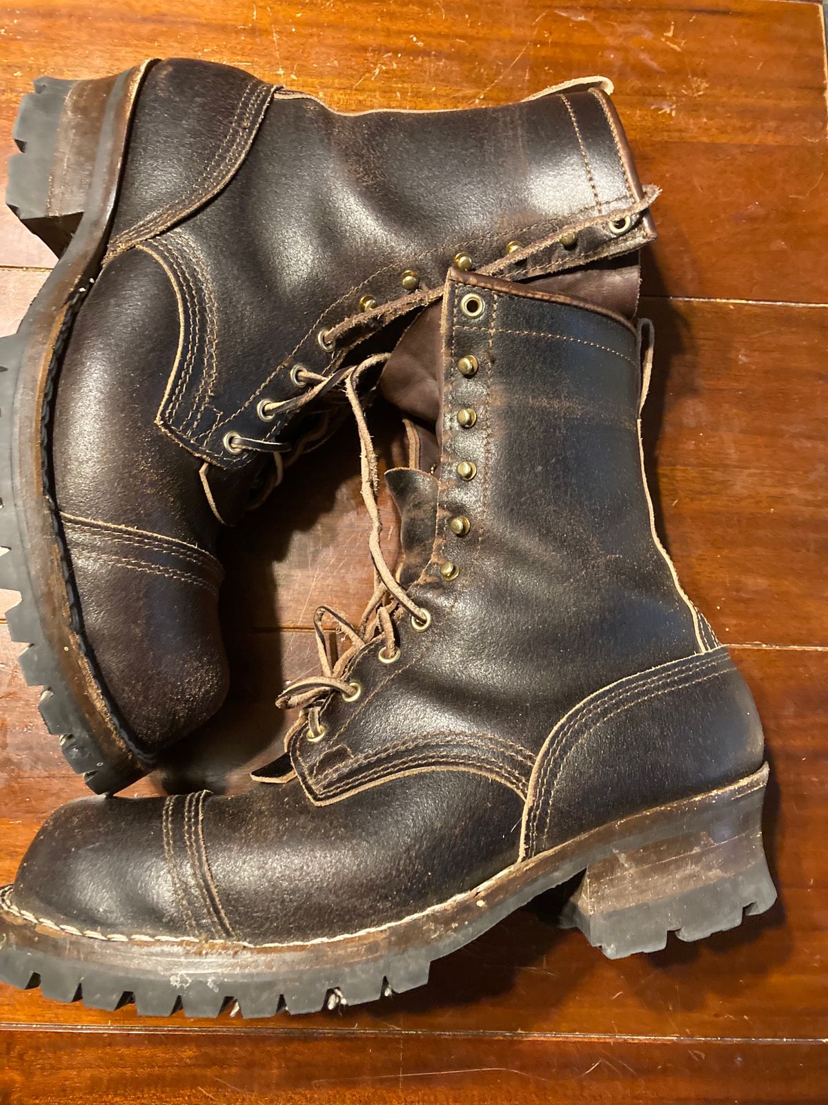 Photo by sigben59 on November 4, 2023 of the Nicks Urban Logger in Horween Brown Waxed Flesh.