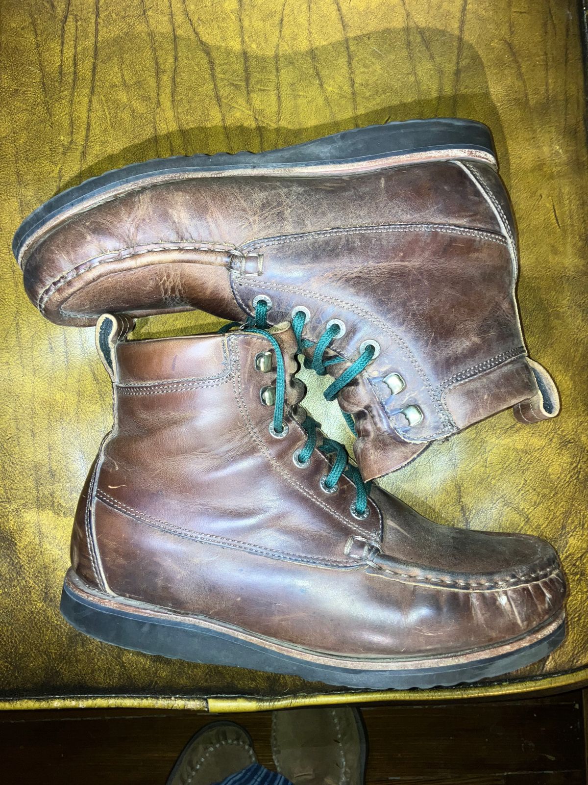 Photo by sigben59 on April 5, 2026 of the Jim Green Meander – Moc-Toe in Bronco Brown - Oily Pull Up.